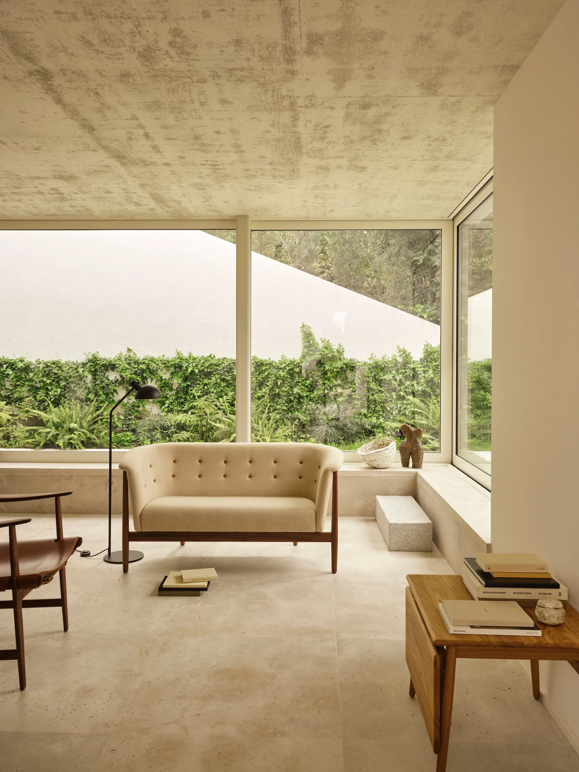 ND52-2 Vita soffa 146 cm, Hallingdal 0200-oljad valnöt Carl Hansen & Søn