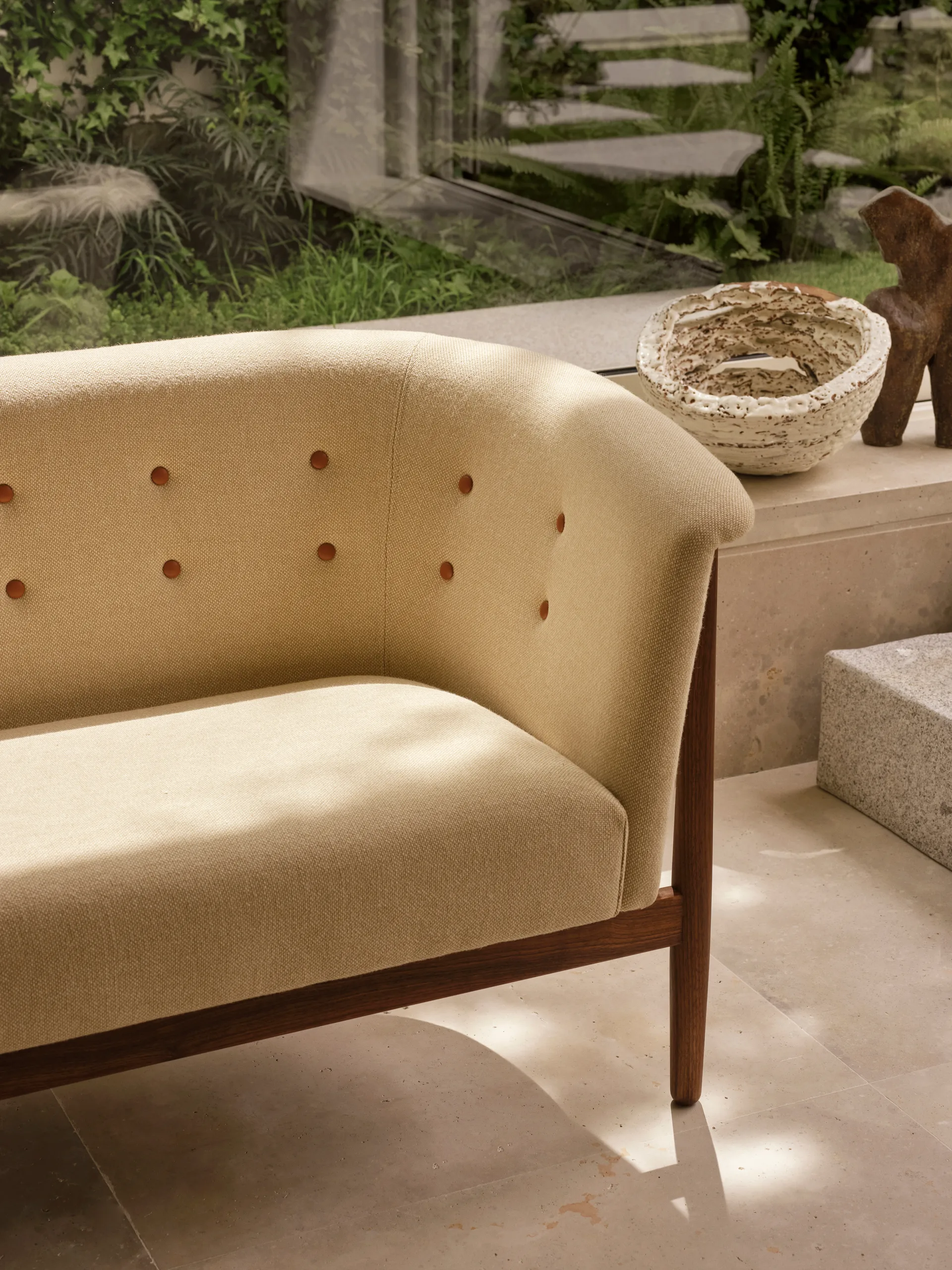 ND52-2 Vita soffa 146 cm, Hallingdal 0200-oljad valnöt Carl Hansen & Søn