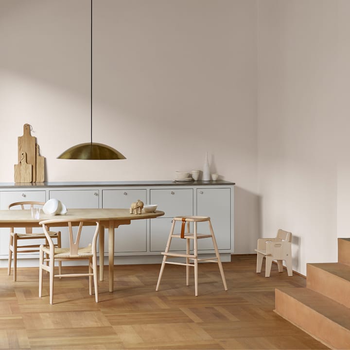 ND54 barnstol, Klarlackad bok-konjak läder Carl Hansen & Søn