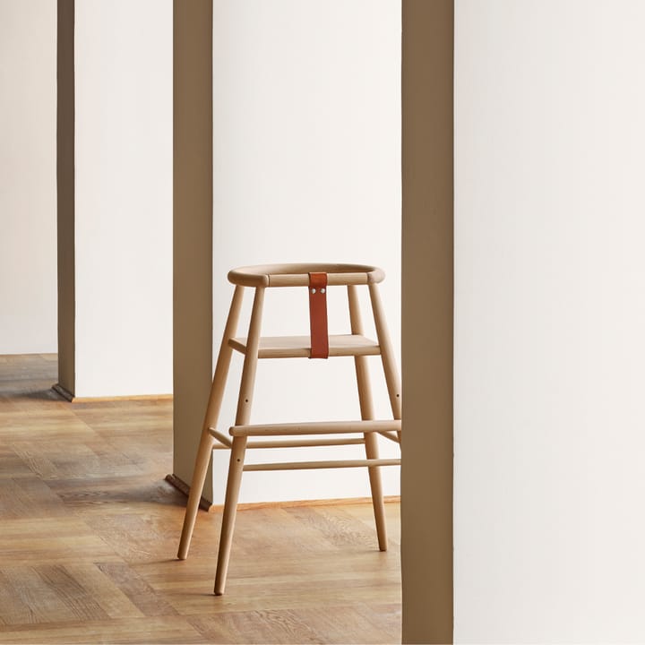 ND54 barnstol, Klarlackad bok-konjak läder Carl Hansen & Søn