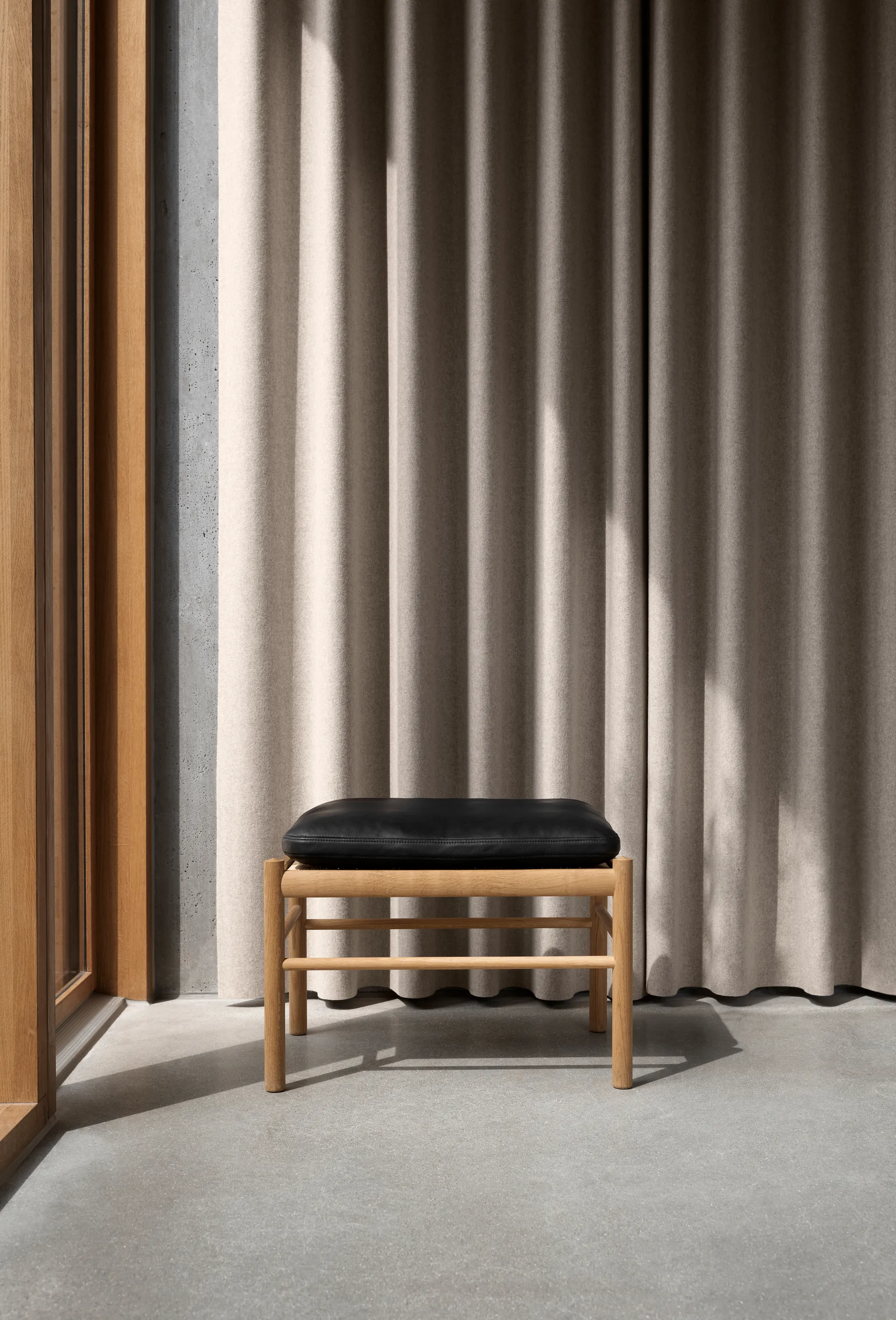 OW149F Colonial fotpall, Thor 301 läder-vitoljad ek Carl Hansen & Søn