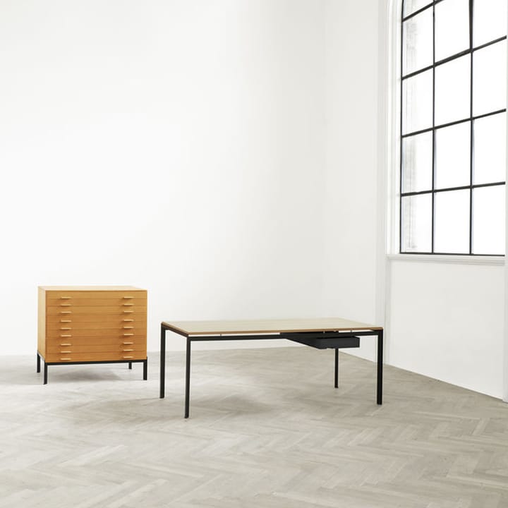 PK52A skrivbord pulverlackerat stål, Klarlackad ek-svart  Carl Hansen & Søn