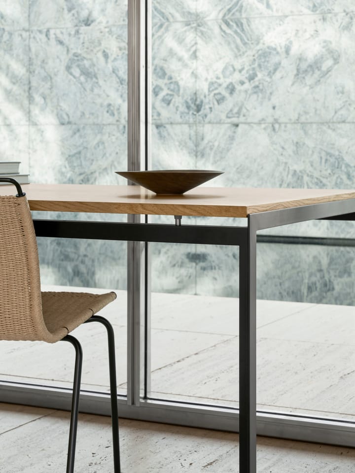PK52A skrivbord pulverlackerat stål, Oljad ek-svart Carl Hansen & Søn