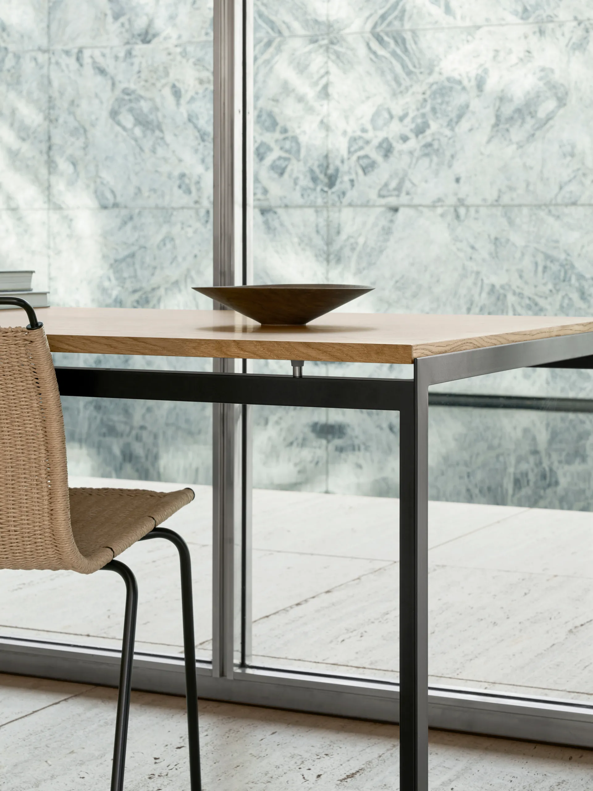 PK52A studentskrivbord pulverlackerat stål, Oljad ek-svart Carl Hansen & Søn