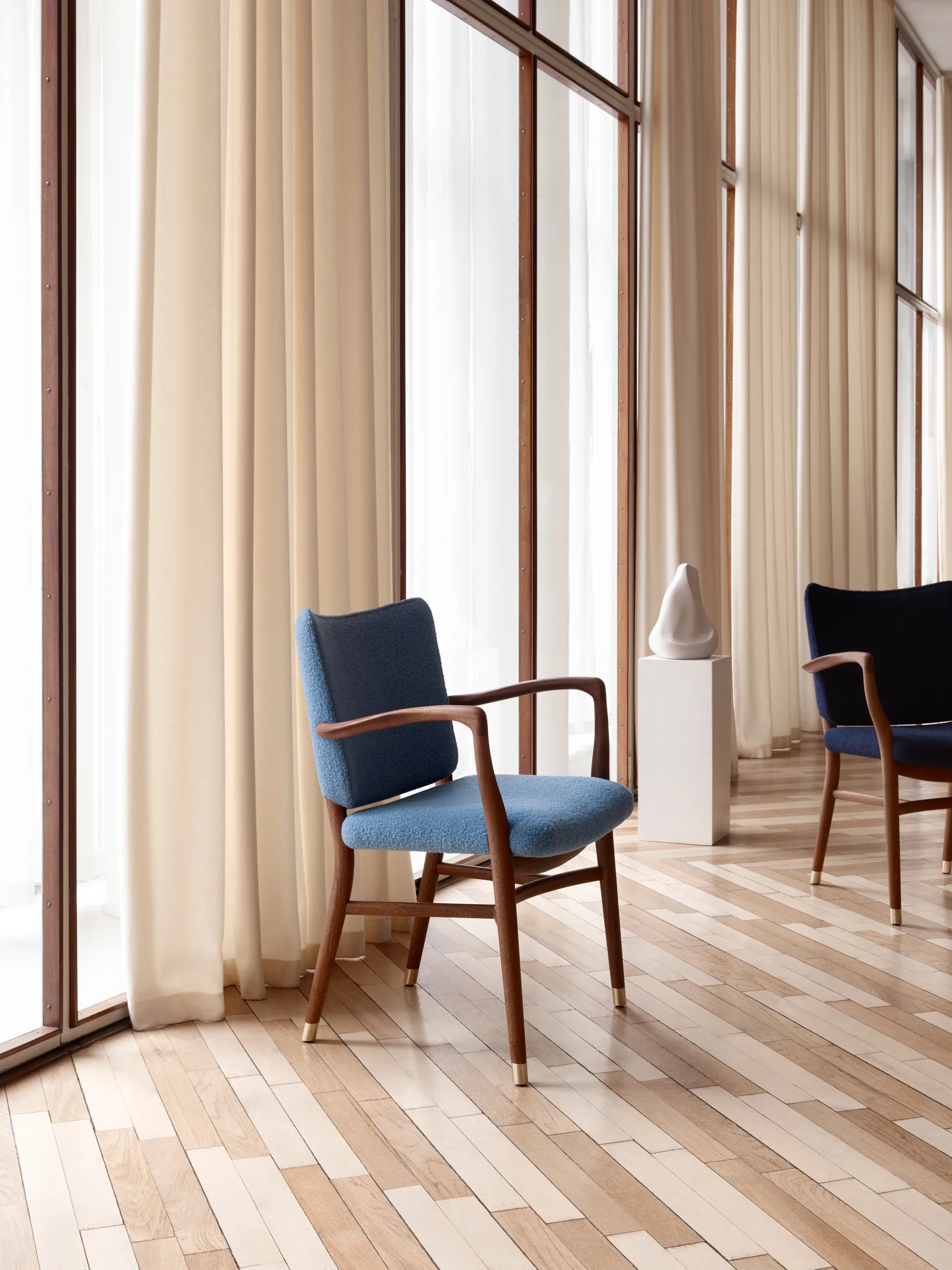 VLA61 Monarch chair karmstol, Oljad mahogny-Baru 0740 Carl Hansen & Søn