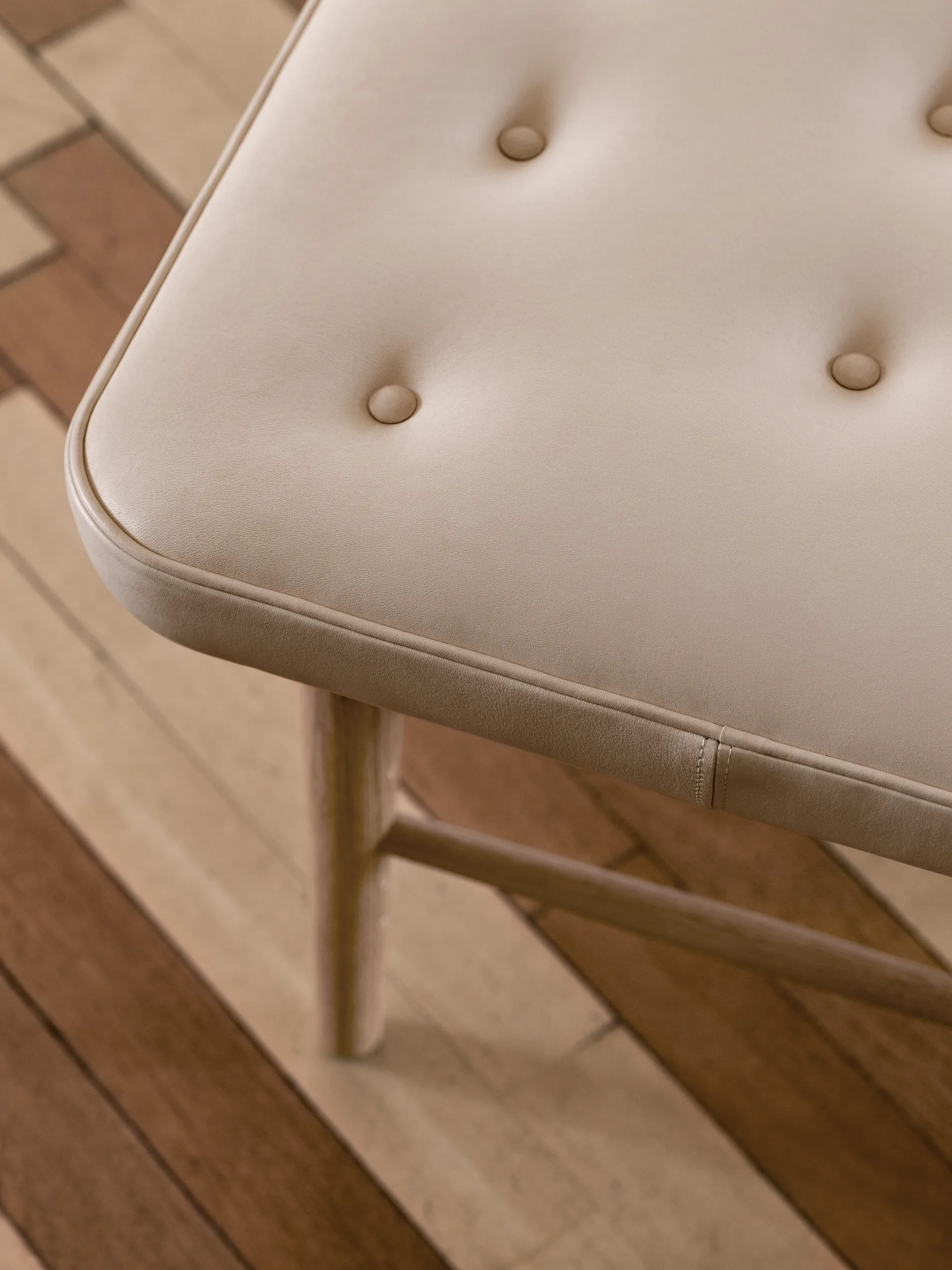 VLA75L Foyer bänk, Oljad ek-sif 90 läder, 250 cm Carl Hansen & Søn