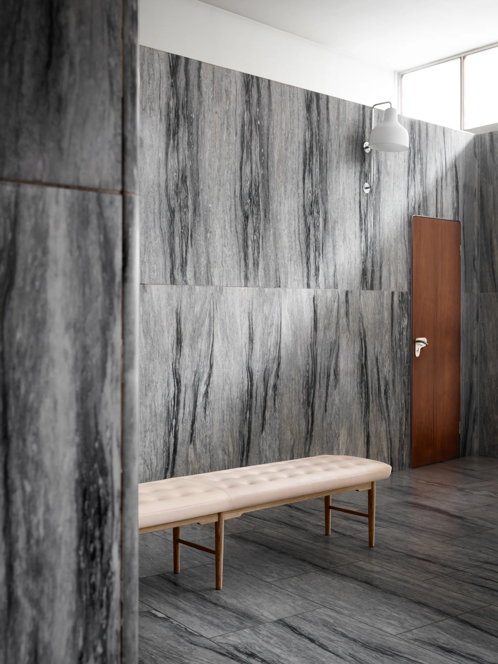 VLA75L Foyer bänk, Oljad ek-sif 90 läder, 250 cm Carl Hansen & Søn