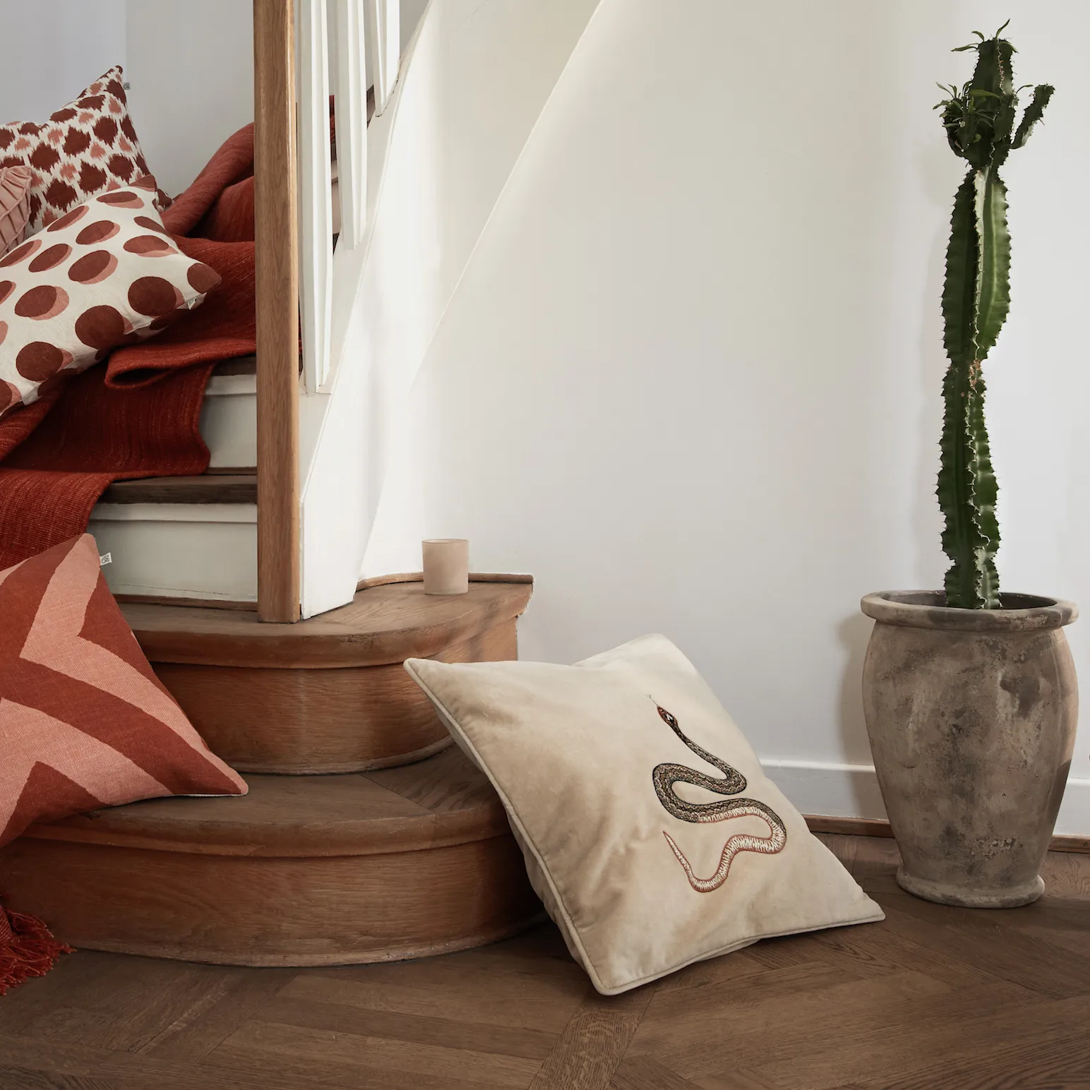 Embroidered Cobra kuddfodral 50x50 cm, Beige Chhatwal & Jonsson