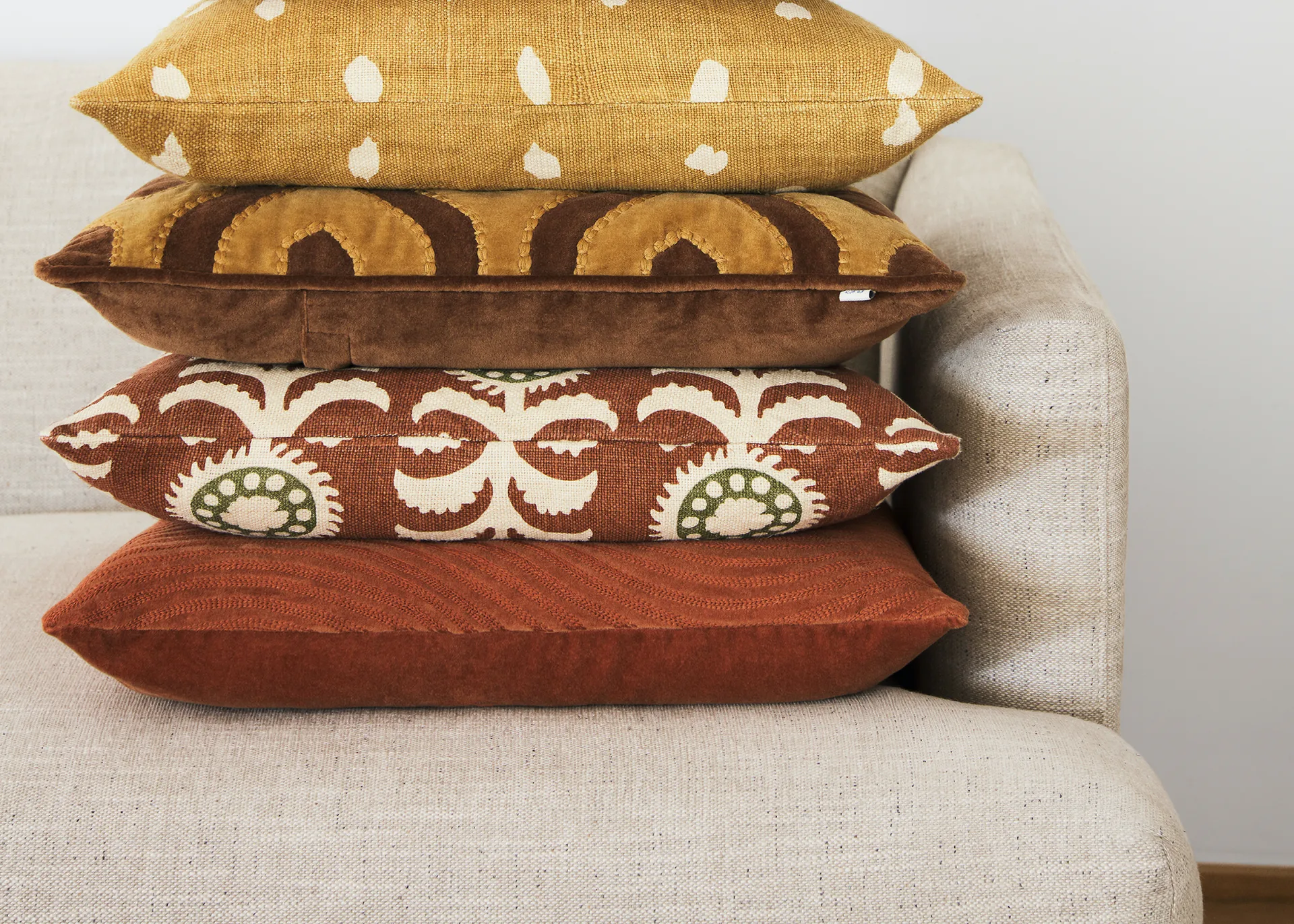 Yash reverse kuddfodral 50x50 cm, Spicy yellow base Chhatwal & Jonsson