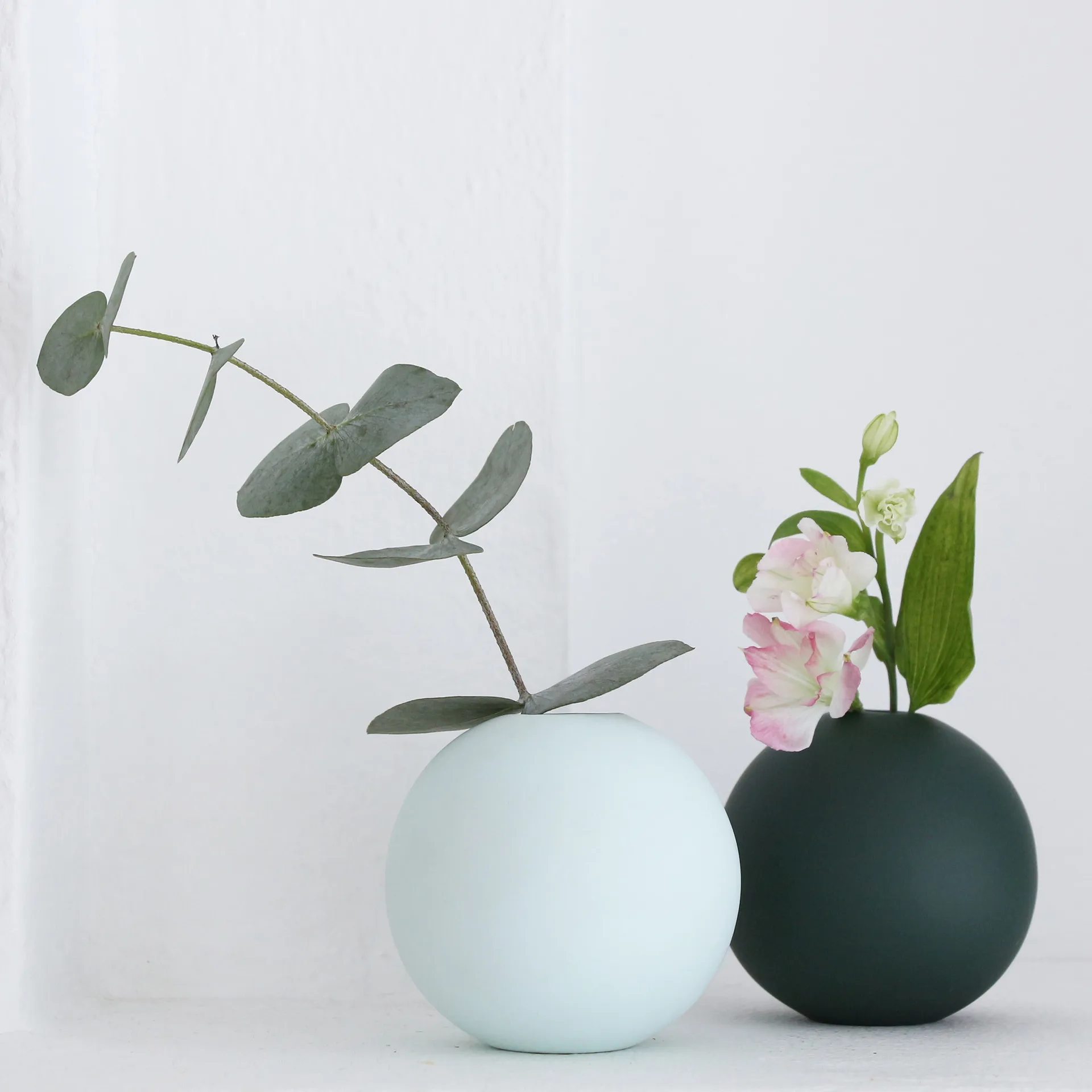 Ball vas dark green, 8 cm Cooee Design