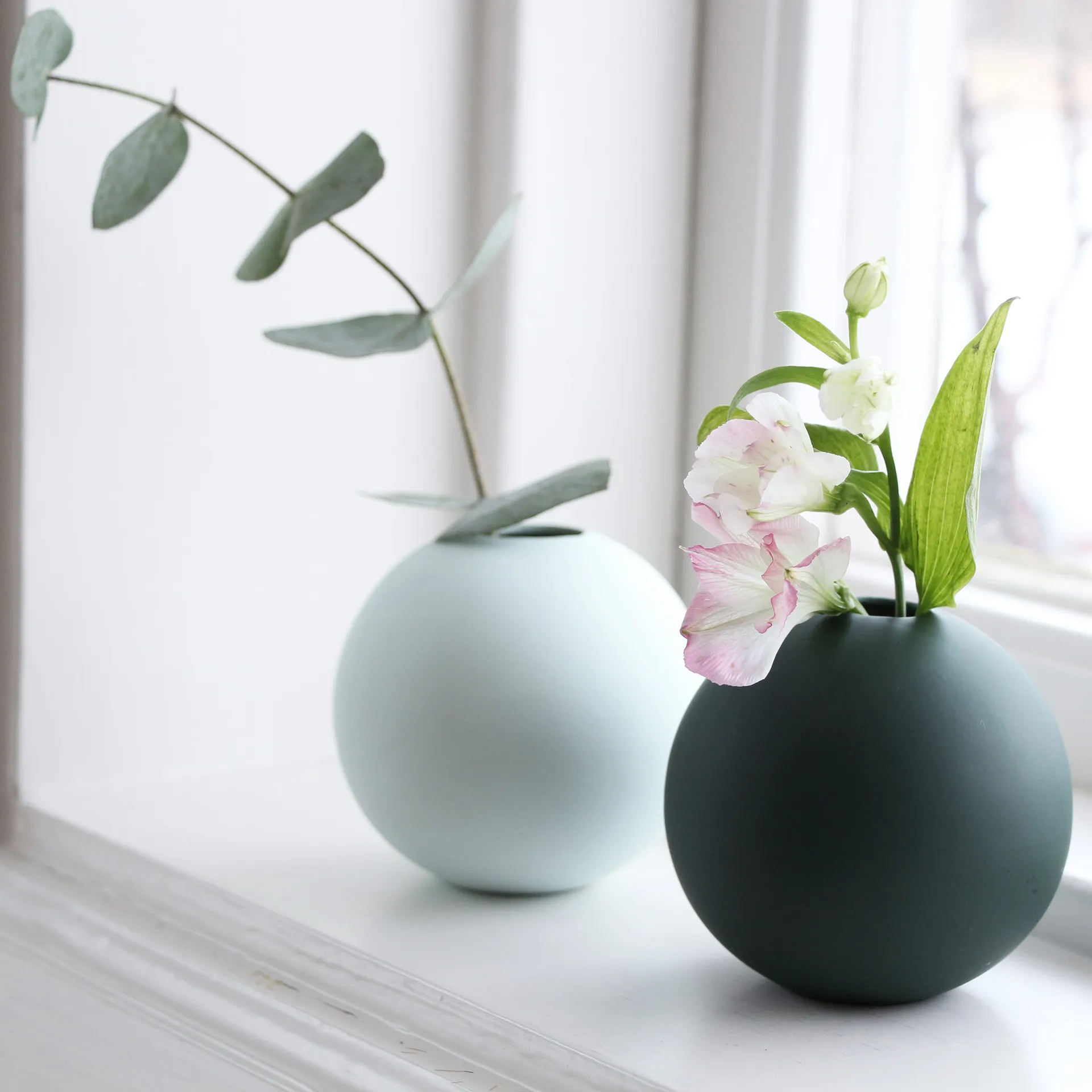 Ball vas dark green, 8 cm Cooee Design