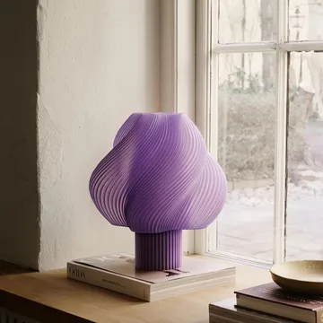 Soft Serve bordslampa - Lavender sorbet, Grande, 34 cm - Crème Atelier