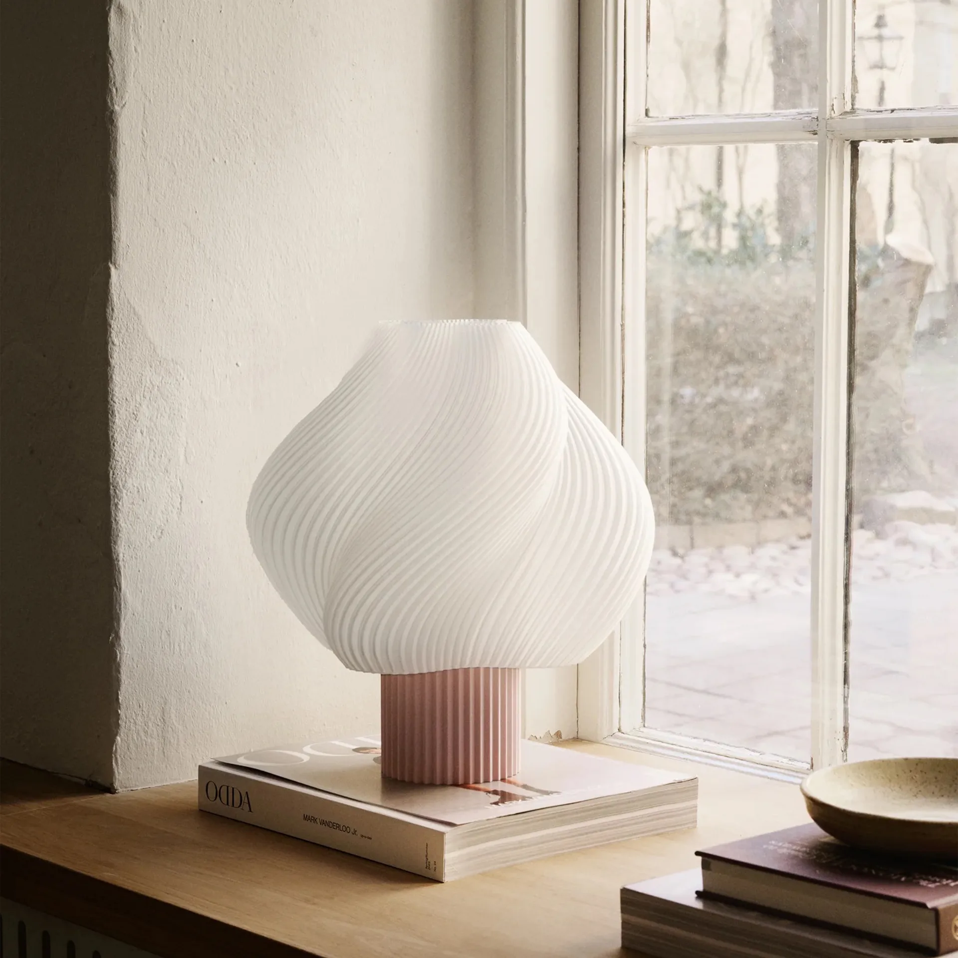 Soft Serve bordslampa, Wild strawberry, Grande, 34 cm Crème Atelier