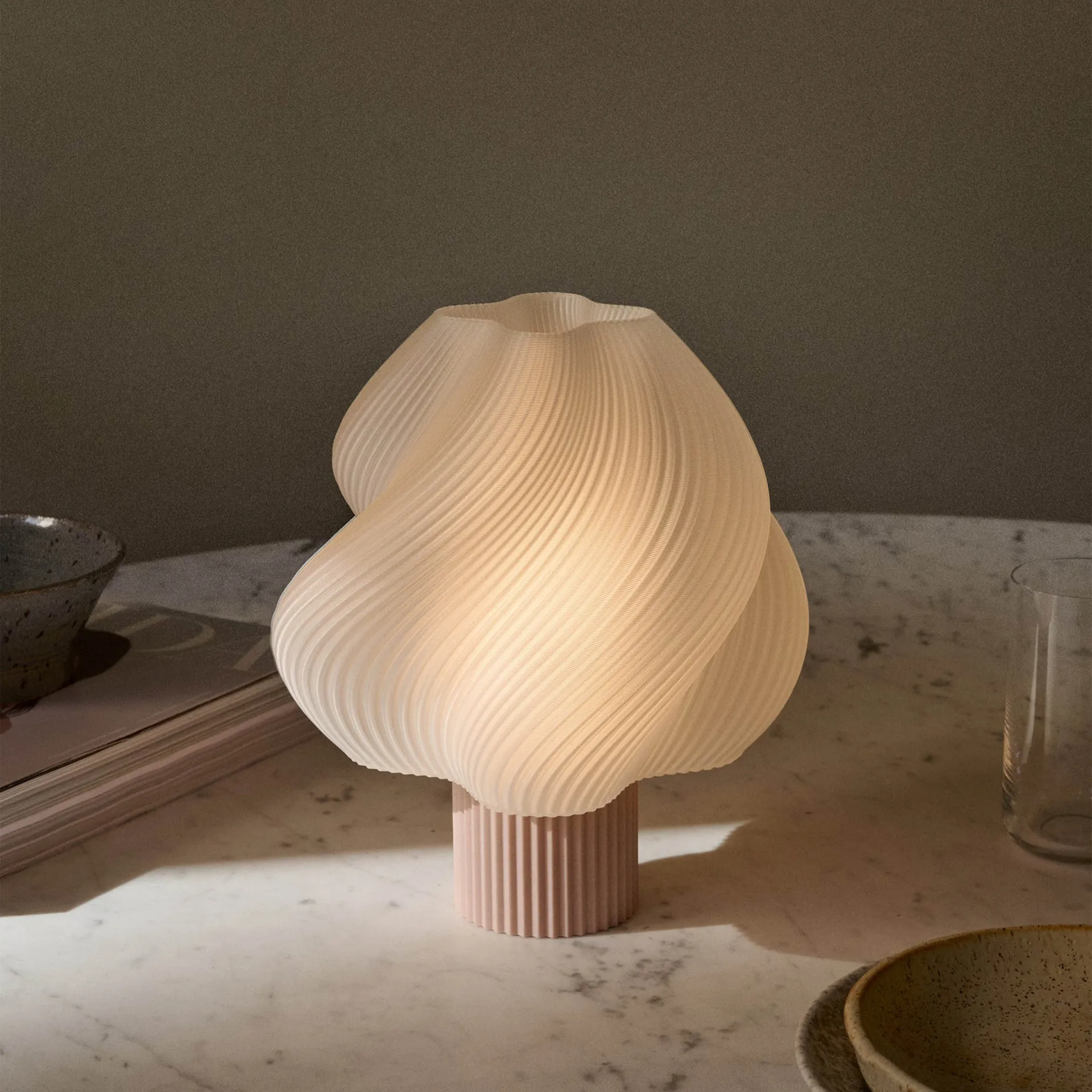 Soft Serve portabel bordslampa, Wild strawberry, 23 cm Crème Atelier