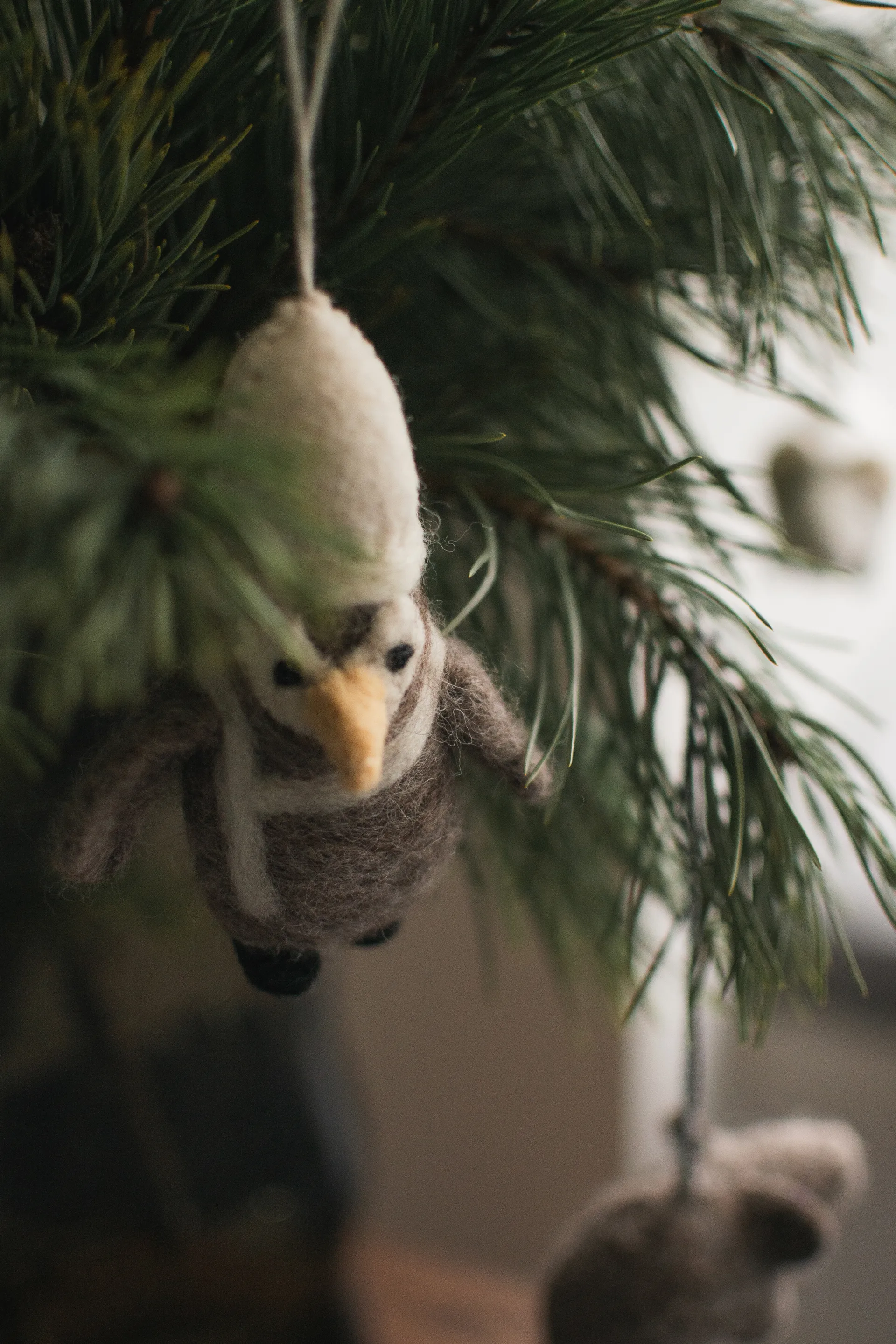 Hanging penguin dekorationshänge, Beige-white DBKD