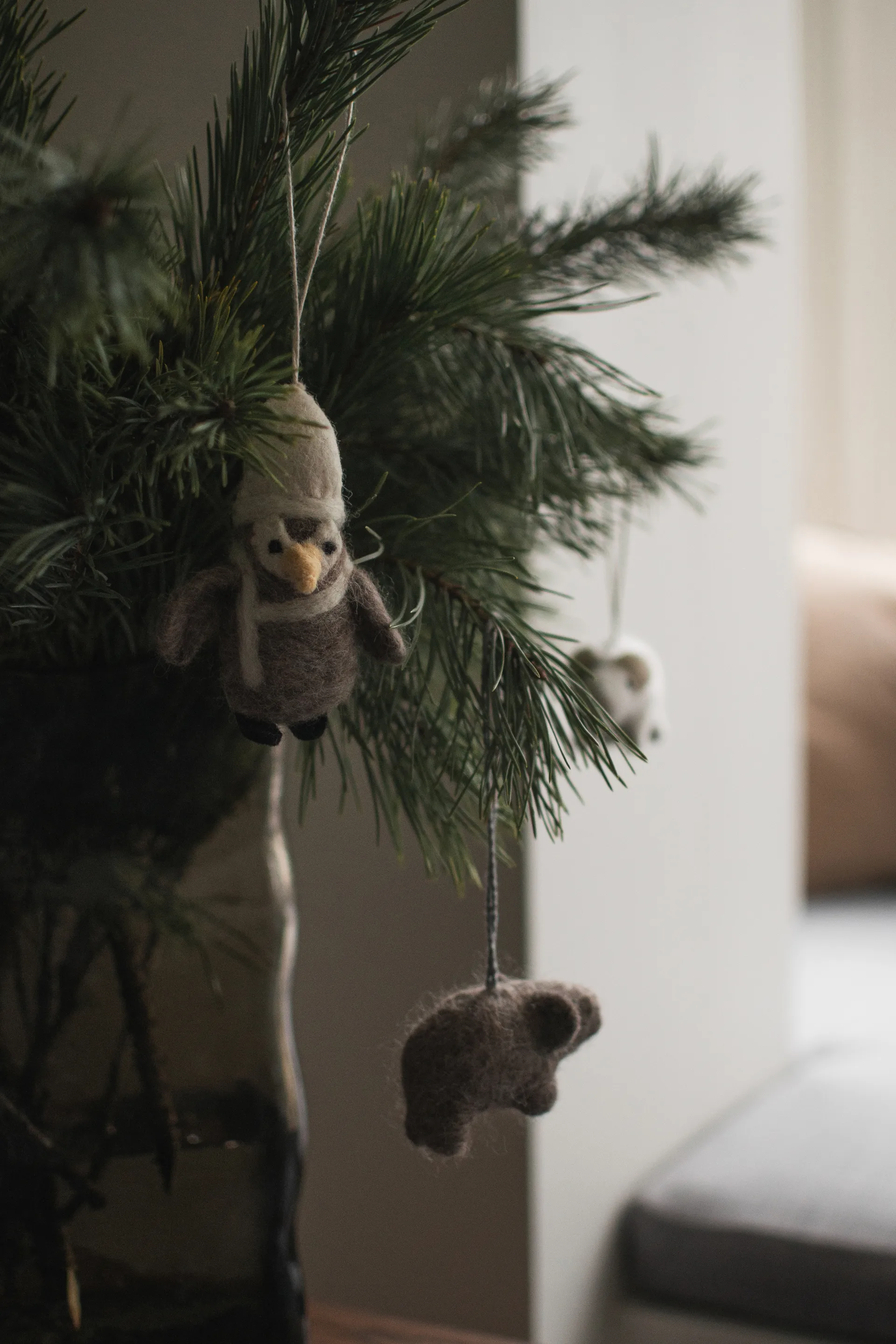 Hanging penguin dekorationshänge, Beige-white DBKD