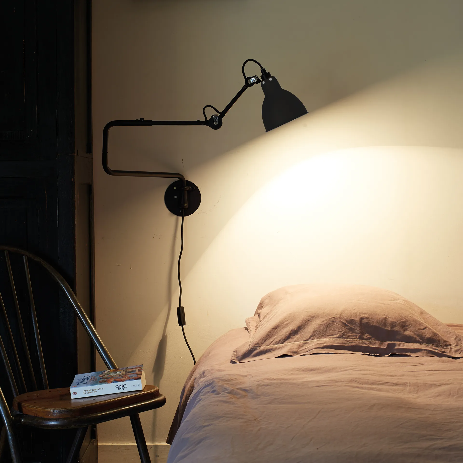 Lampe Gras 303 vägglampa, svart, rund skärm DCWéditions