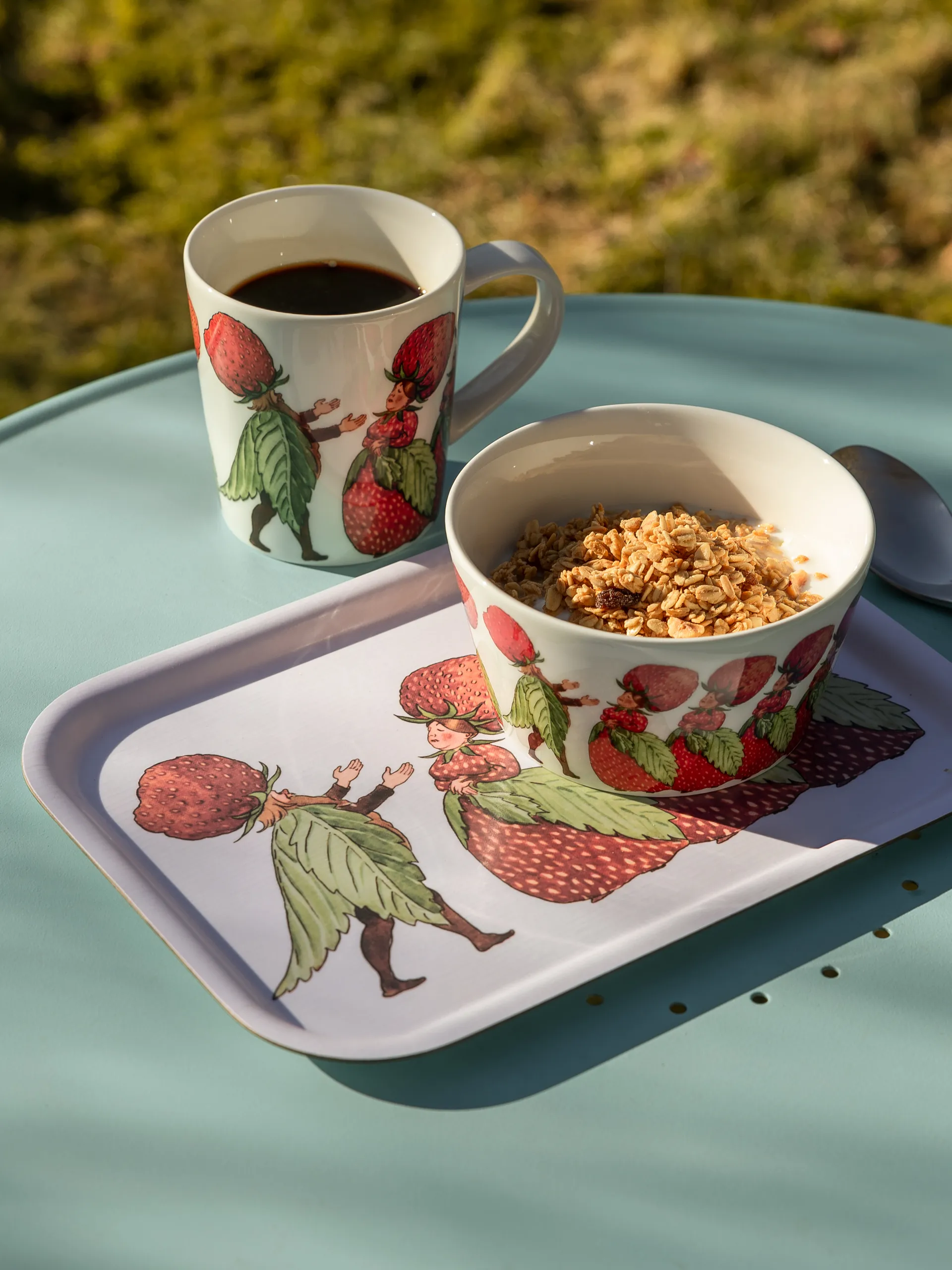 The Strawberry Family bricka 20x27 cm, White Design House Stockholm