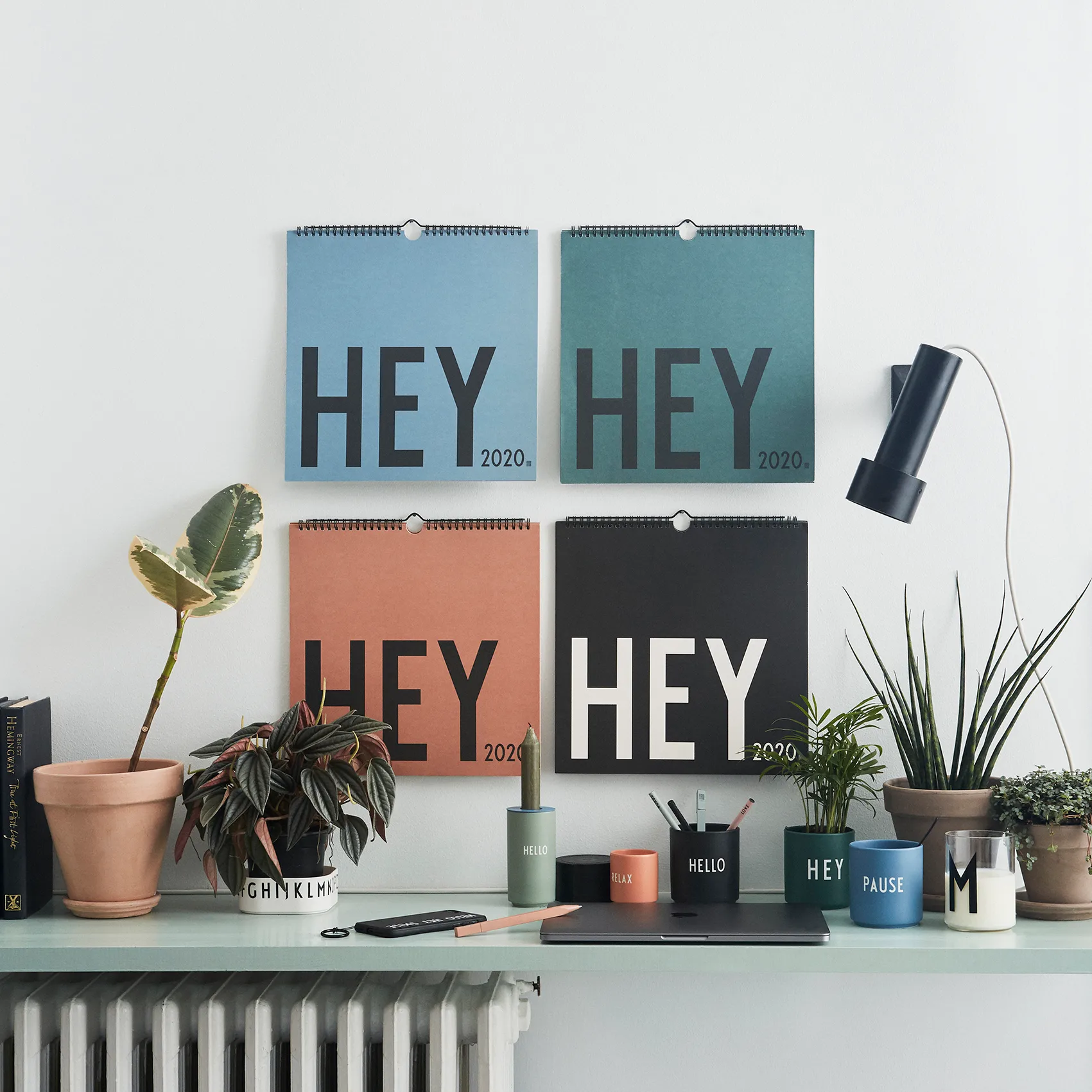 Design Letters väggkalender 2020, Blå Design Letters