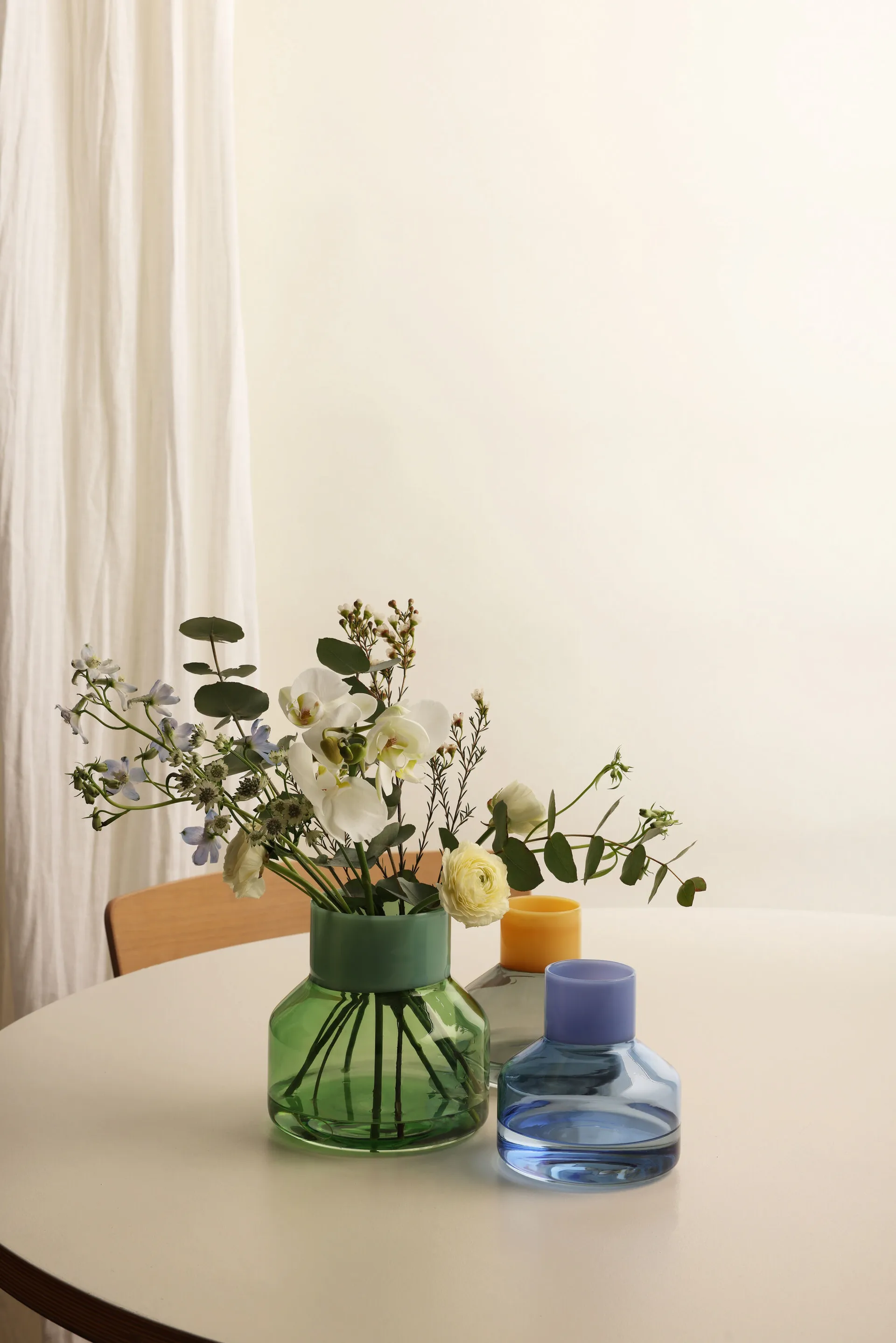 Generous vas medium Ø13 cm, Milky blue-blue Design Letters