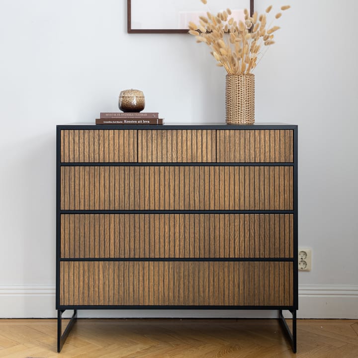 Line Hög byrå, walnut/black, 3+3 lådor, svarta metallben Englesson
