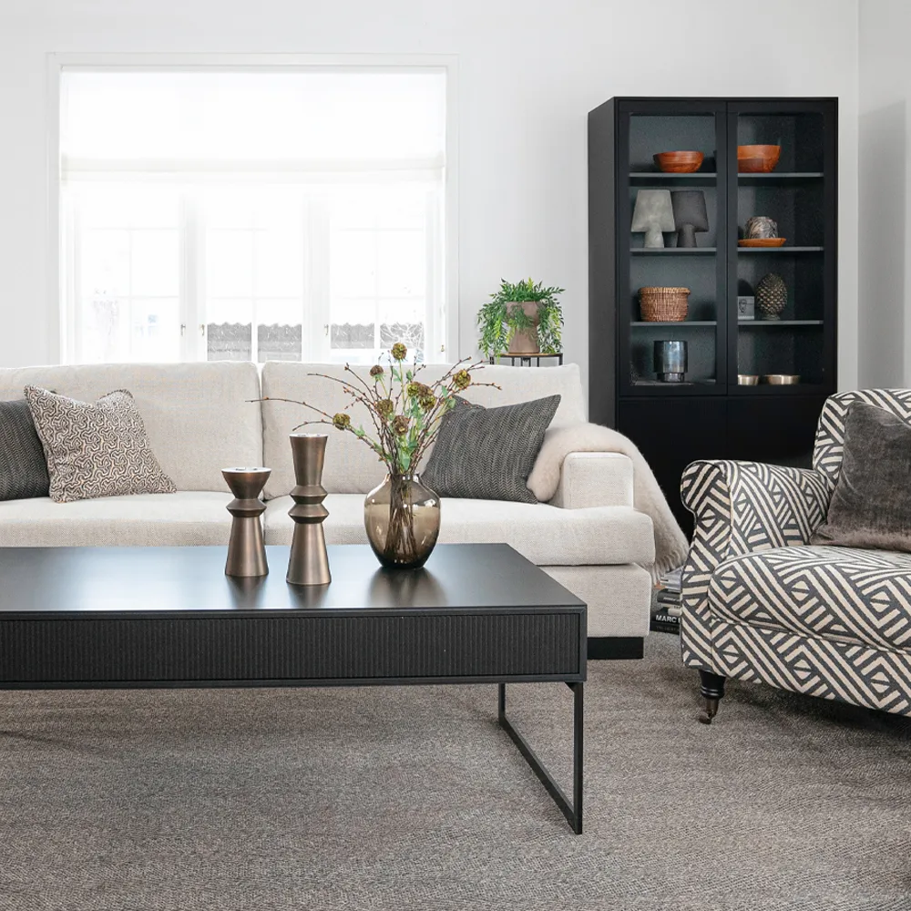 Line vitrinskåp, black, 2+2dörrar+3+1hyllor, svarta metallben Englesson