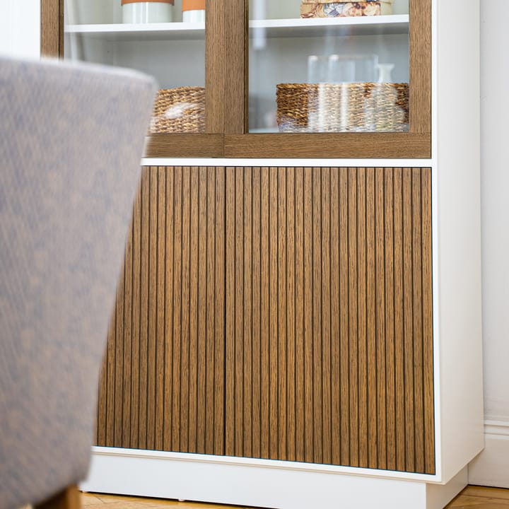 Line vitrinskåp, walnut/white, 2+2dörrar+3+1hyllor, sockel Englesson