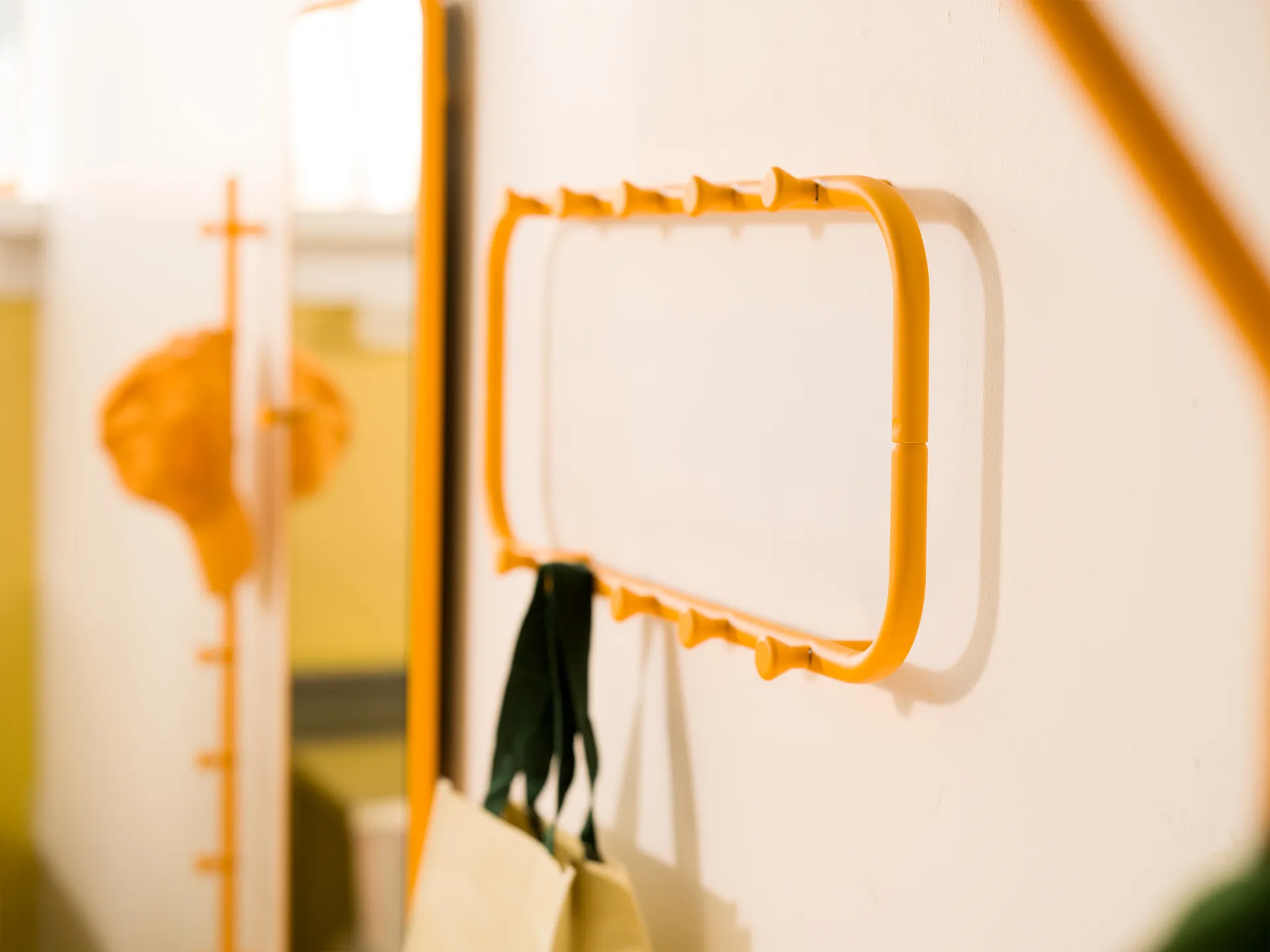 Classic klädhängare 100 cm, Sun yellow Essem Design