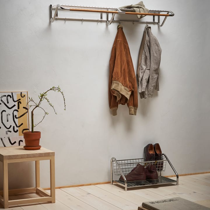 Funk hatthylla, rostfritt stål, oljad ekrundstav. Essem Design