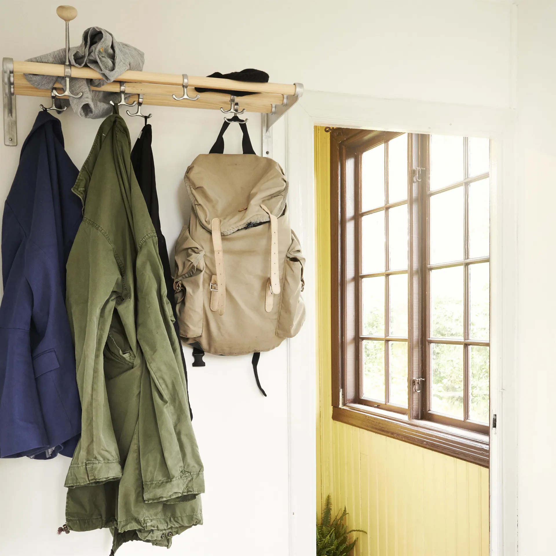 Nostalgi Sko- eller hatthylla, björk, aluminiumstativ Essem Design