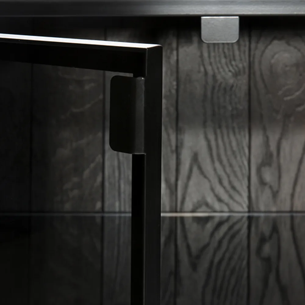 Anders High vitrinskåp, Svart 2 glasdörrar-Metall Ethnicraft