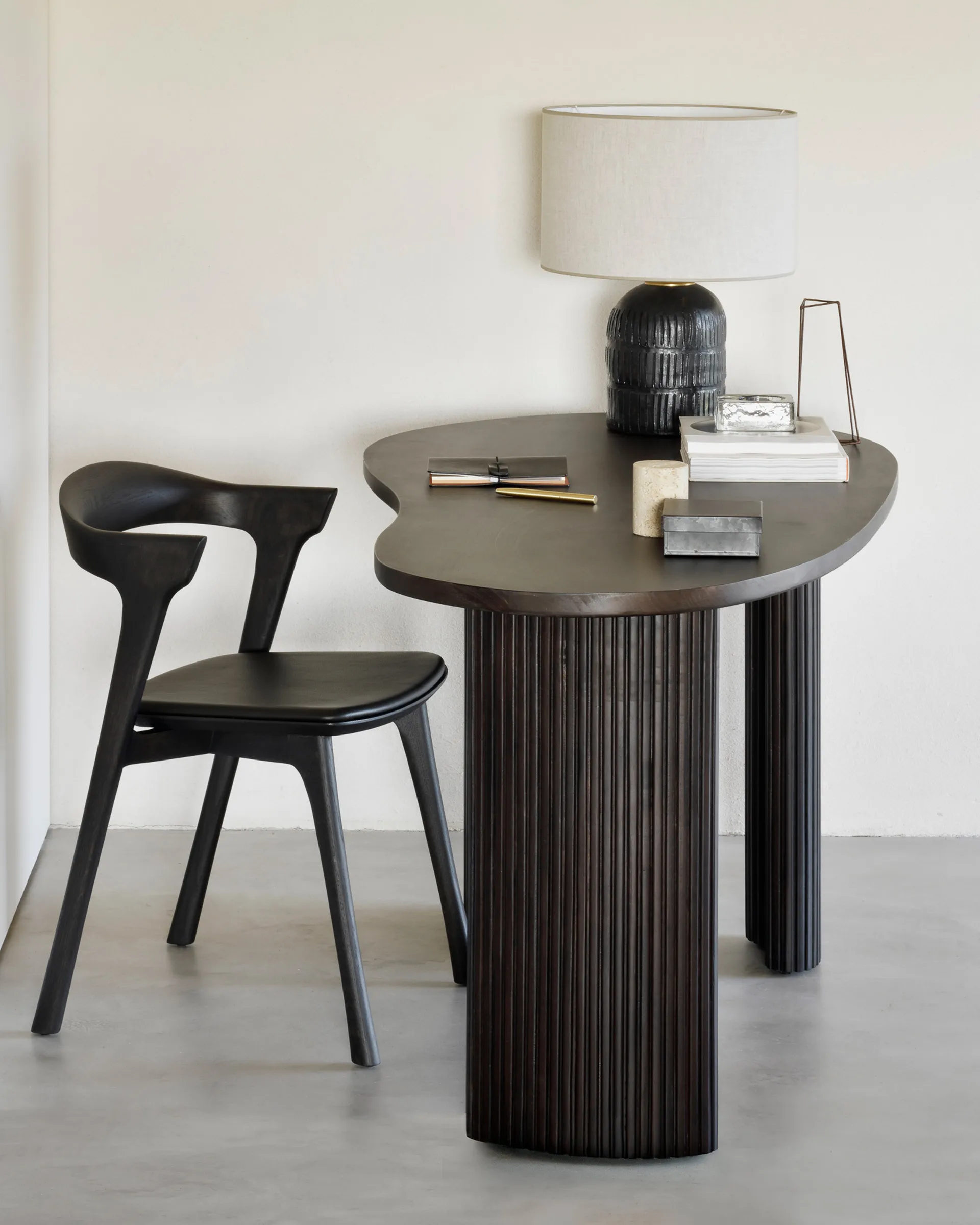 Boomerang skrivbord 160x83x76 cm, Mörkbrunbetsad mahogny Ethnicraft