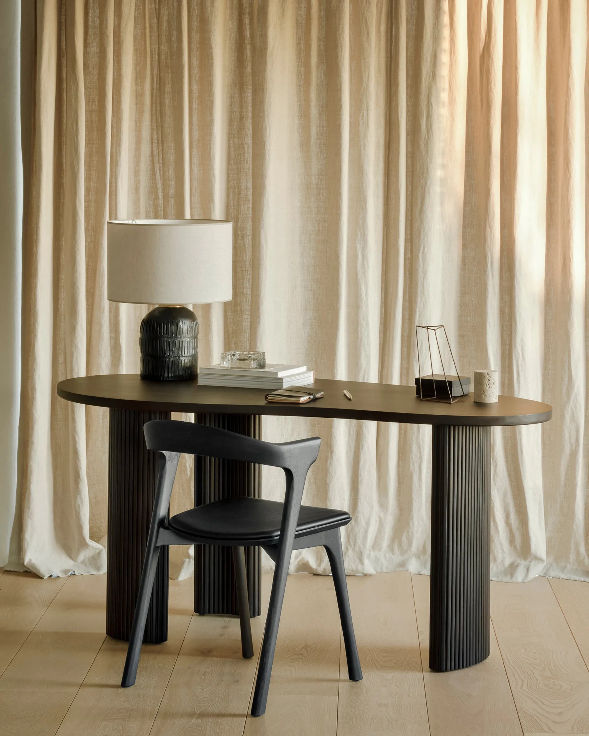 Boomerang skrivbord 160x83x76 cm, Mörkbrunbetsad mahogny Ethnicraft