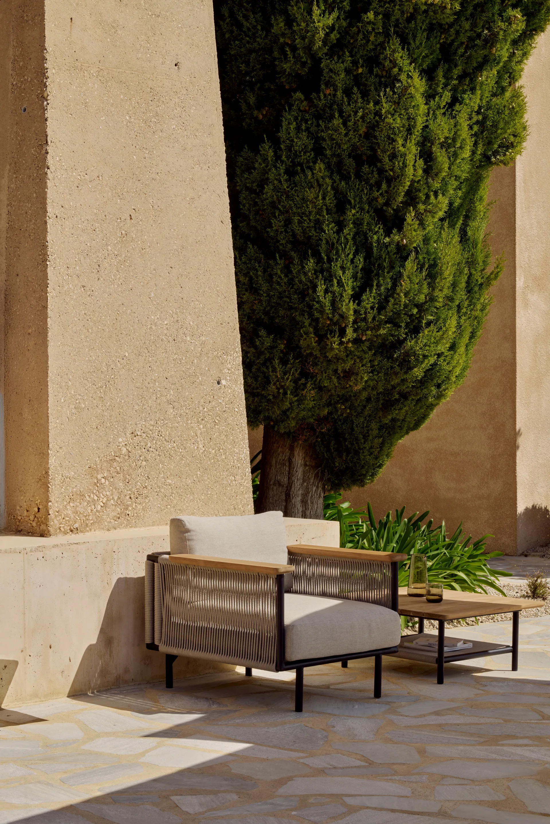 Corbey Outdoor soffbord, 80 cm, teak-aluminium black Ethnicraft