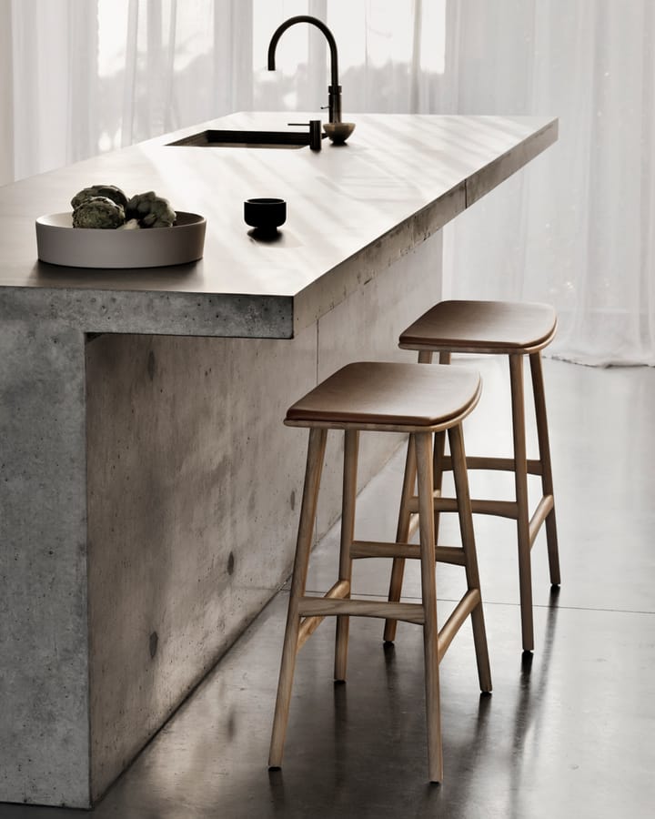 Osso Counter hög pall 67 cm, Lackad ek Ethnicraft