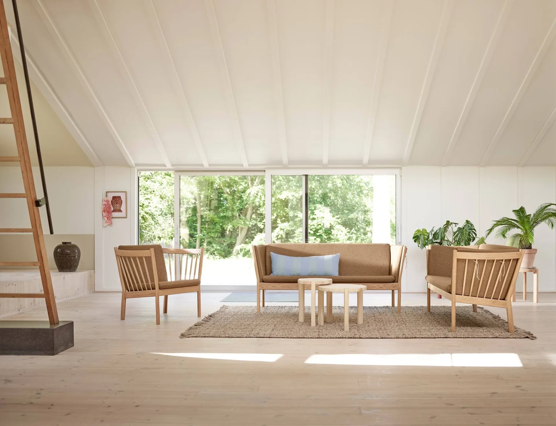 J149 soffa, Tyg röd-lackerad ek, 3-sits FDB Møbler