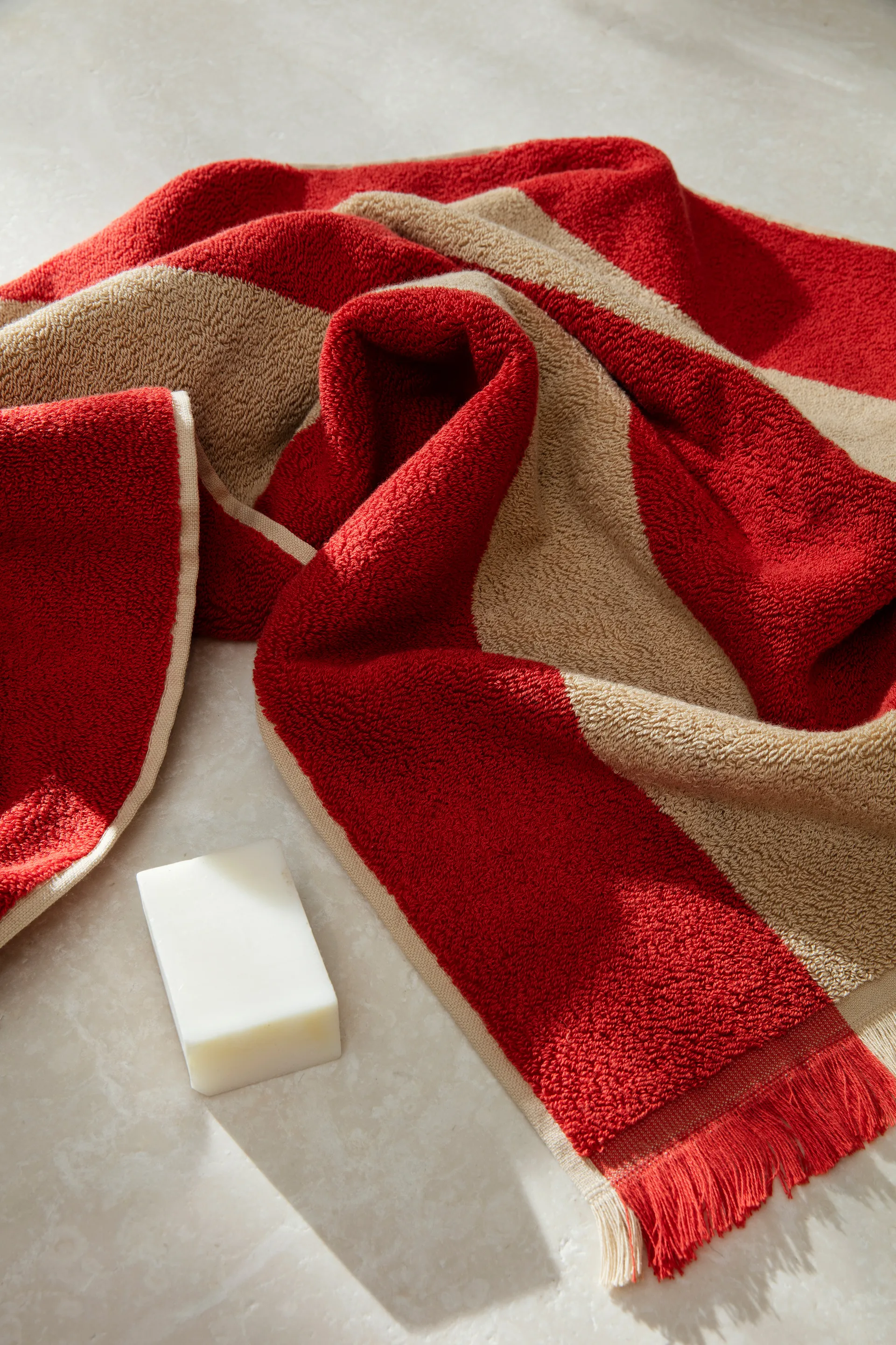 Alee handduk 50x100 cm, Light camel-red Ferm Living