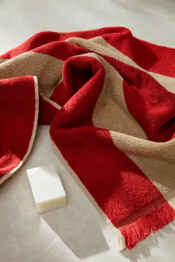 Alee handduk 50x100 cm - Light camel-red - Ferm Living