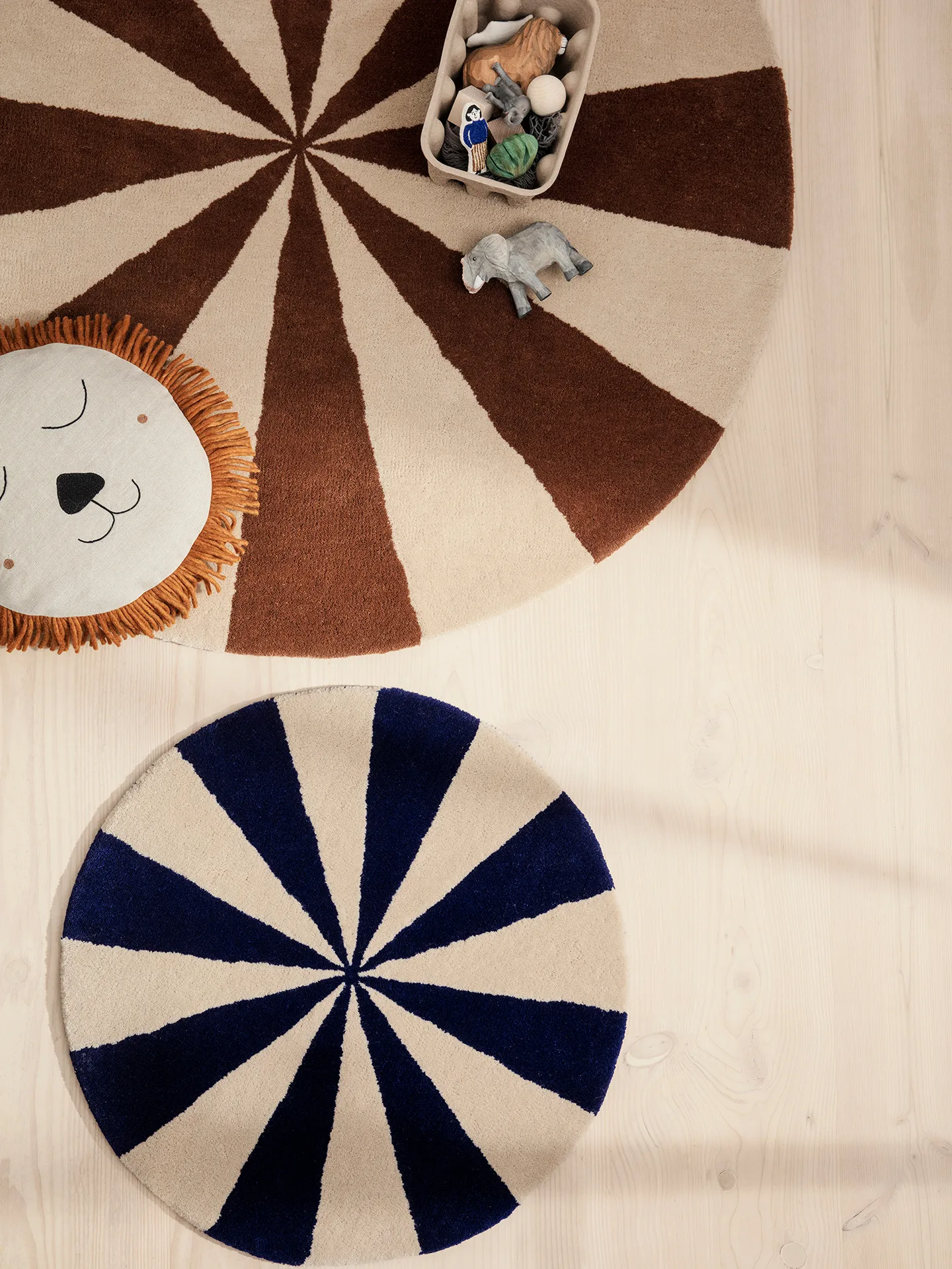 Arch handtuftad matta Ø70 cm, Bright blue-Off white Ferm Living