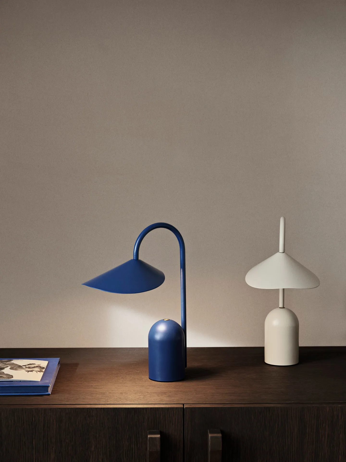 Arum portabel lampa, Bright Blue Ferm Living