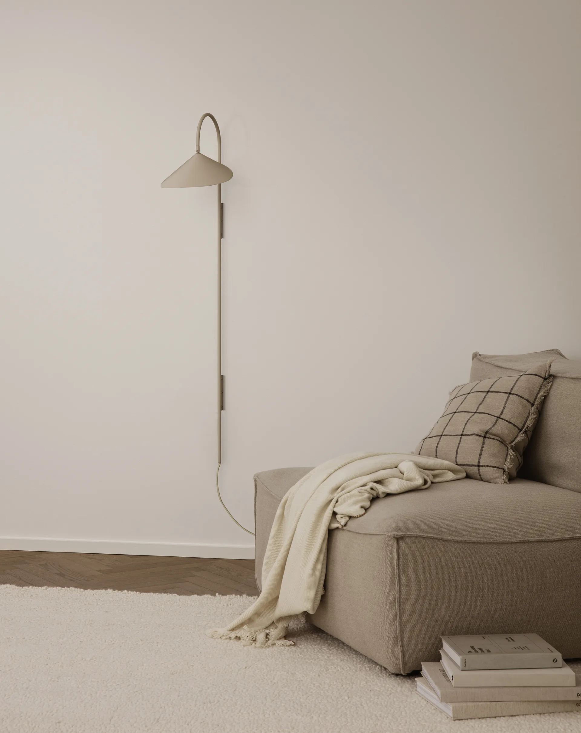 Arum swivel tall vägglampa, Cashmere Ferm Living