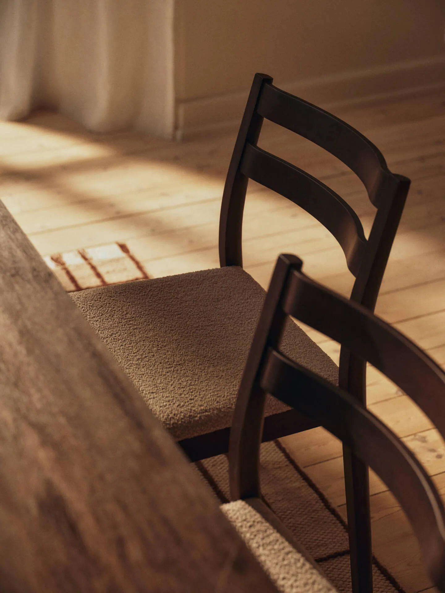 Boda stol, Klädd sits soft bouclé, mörkbetsad bok-natural Ferm Living