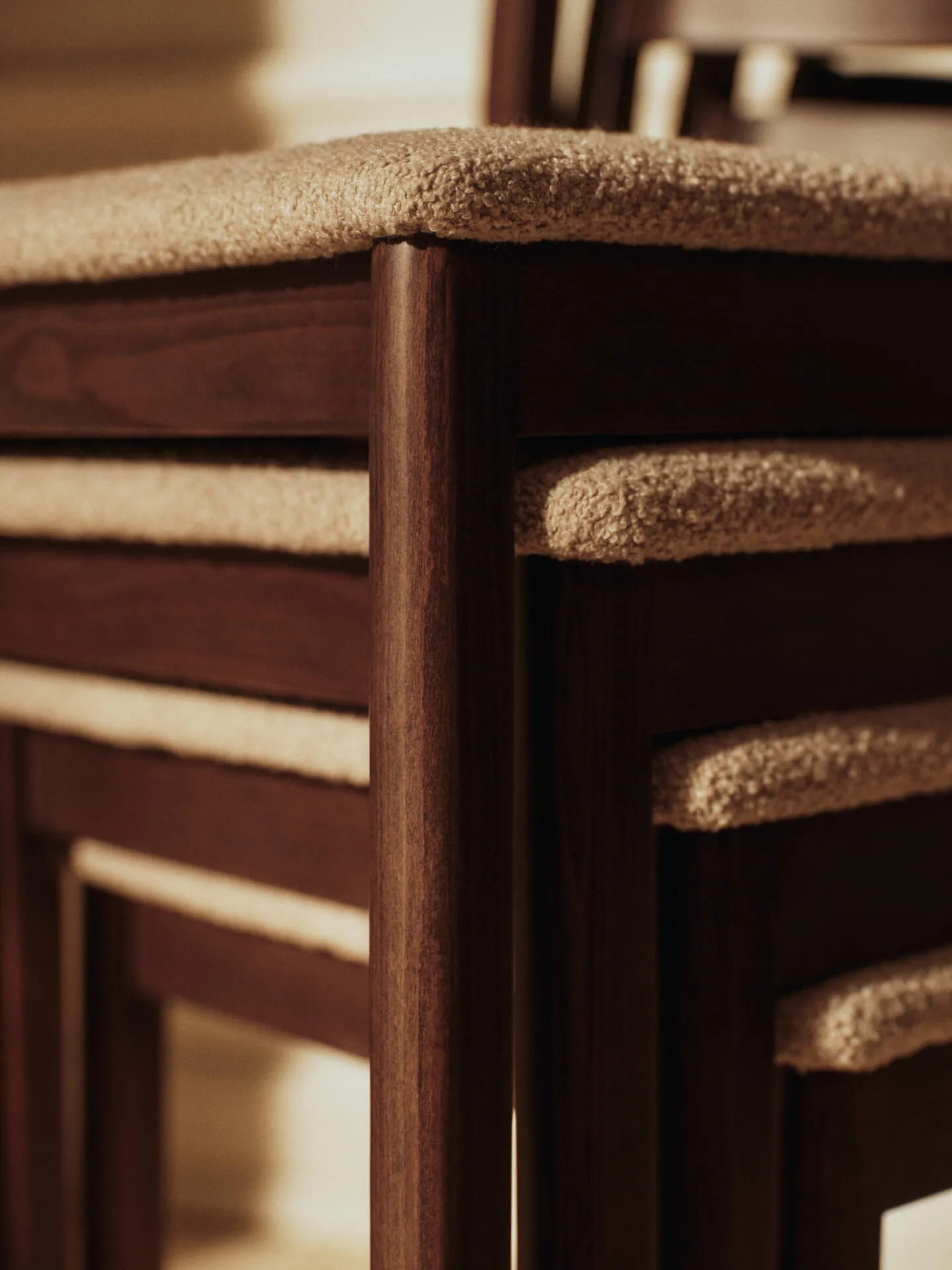 Boda stol, Klädd sits soft bouclé, mörkbetsad bok-natural Ferm Living