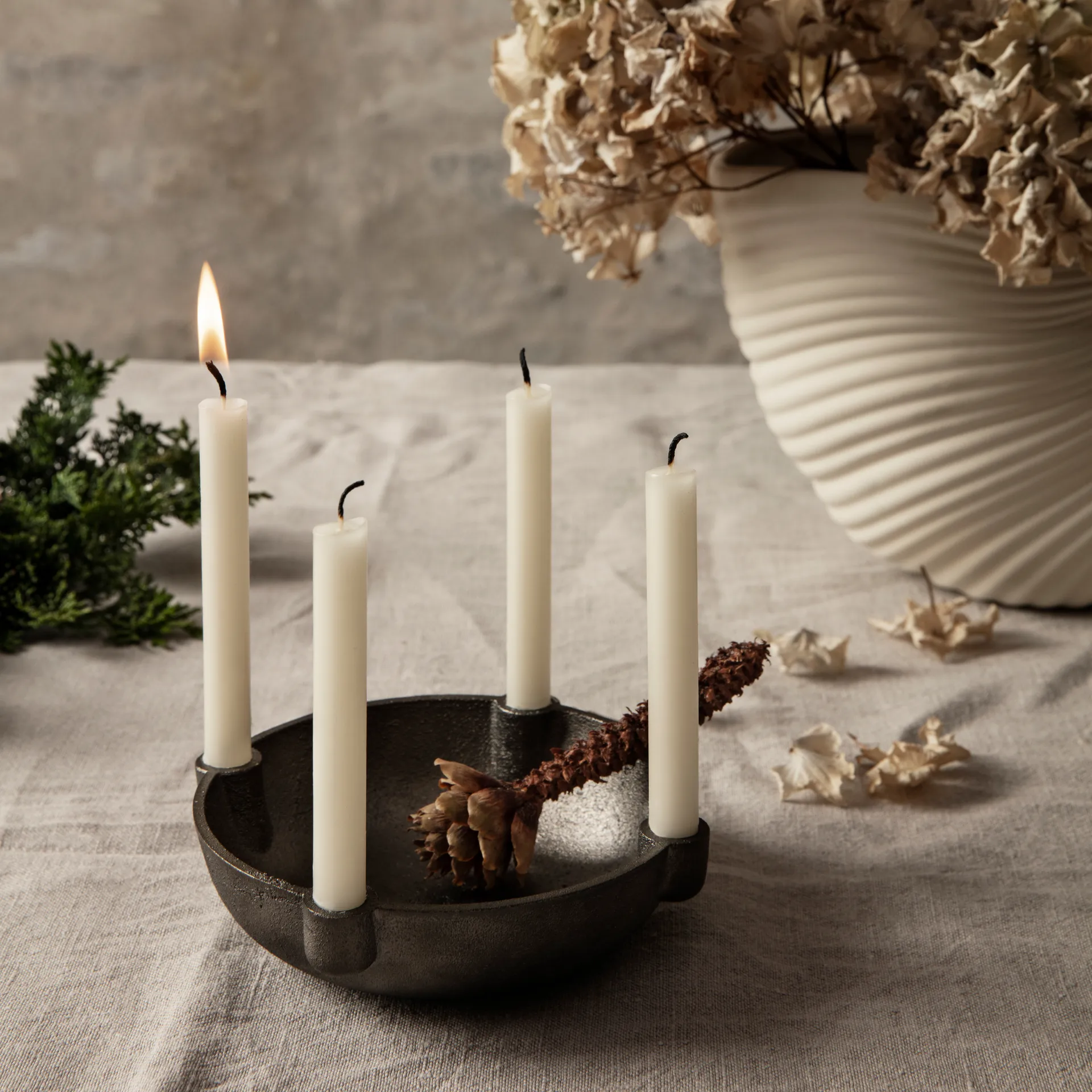 Bowl adventsljusstake mässing, Black brass Ferm Living