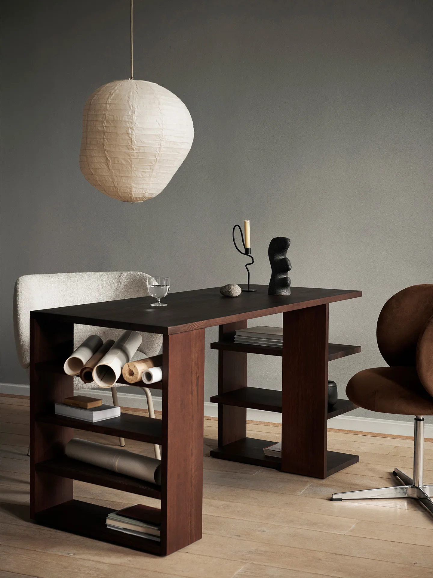 Edre skrivbord 137x65x73,5 cm, Dark Stained Pine Ferm Living
