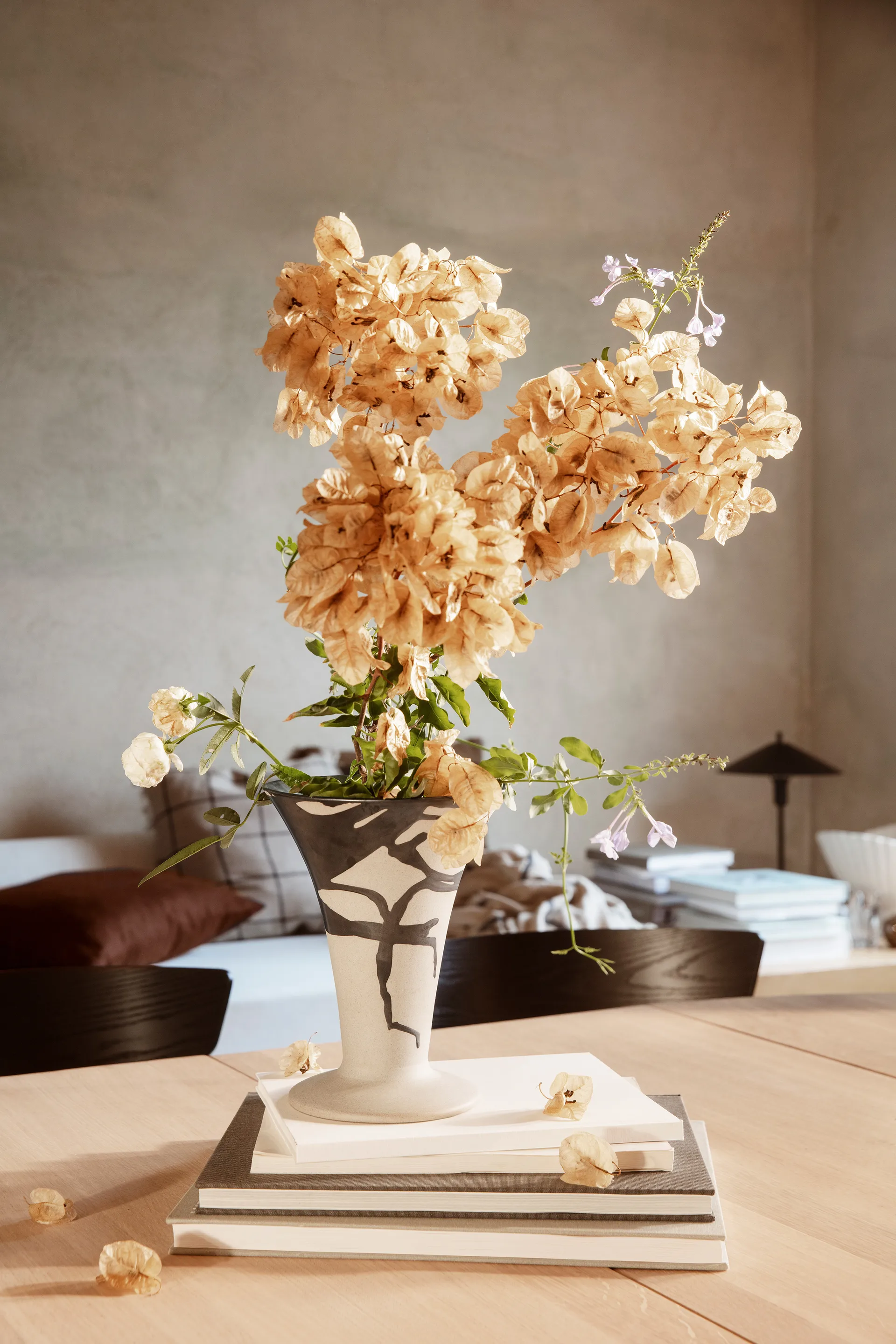 Flores vas 23 cm, Sand-black Ferm Living