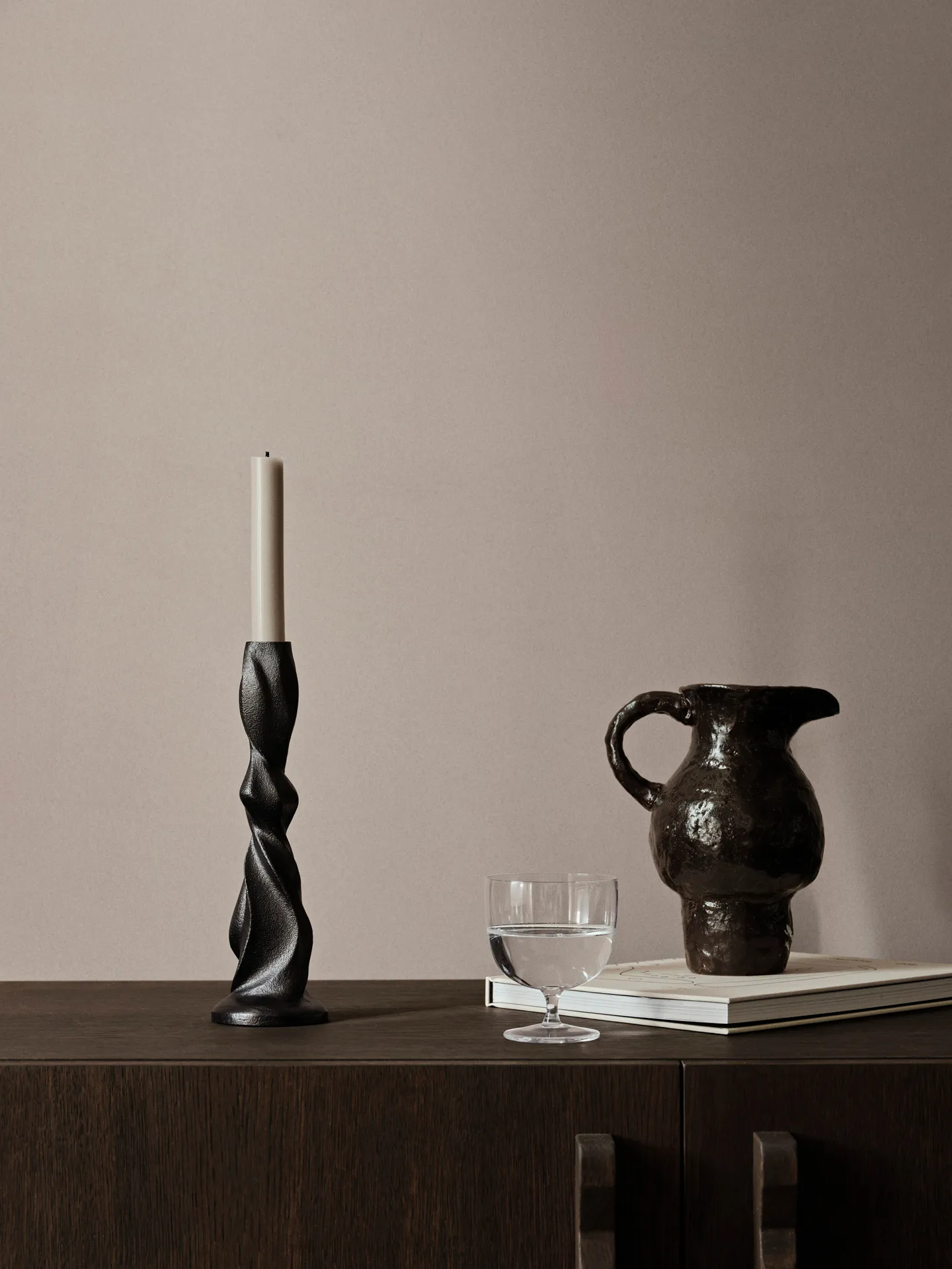 Gale ljusstake 25 cm, Blackened Aluminium Ferm Living
