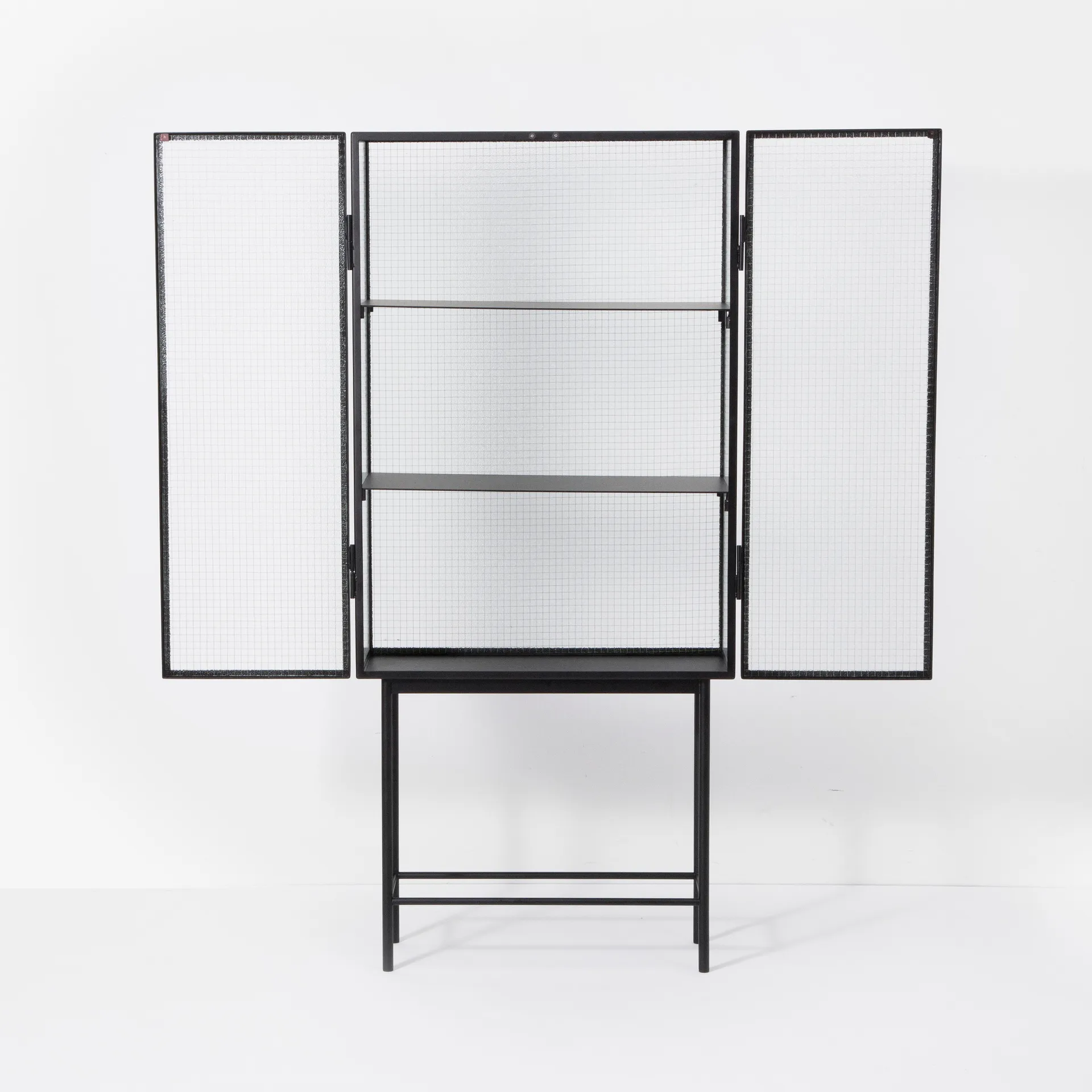 Haze vitrinskåp, Svart Ferm Living