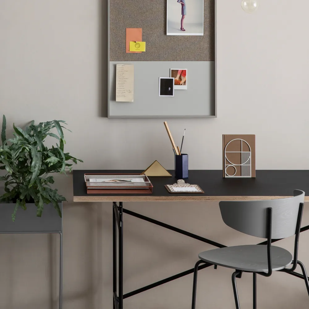 Herman Stol, walnut, svart stålstativ Ferm Living