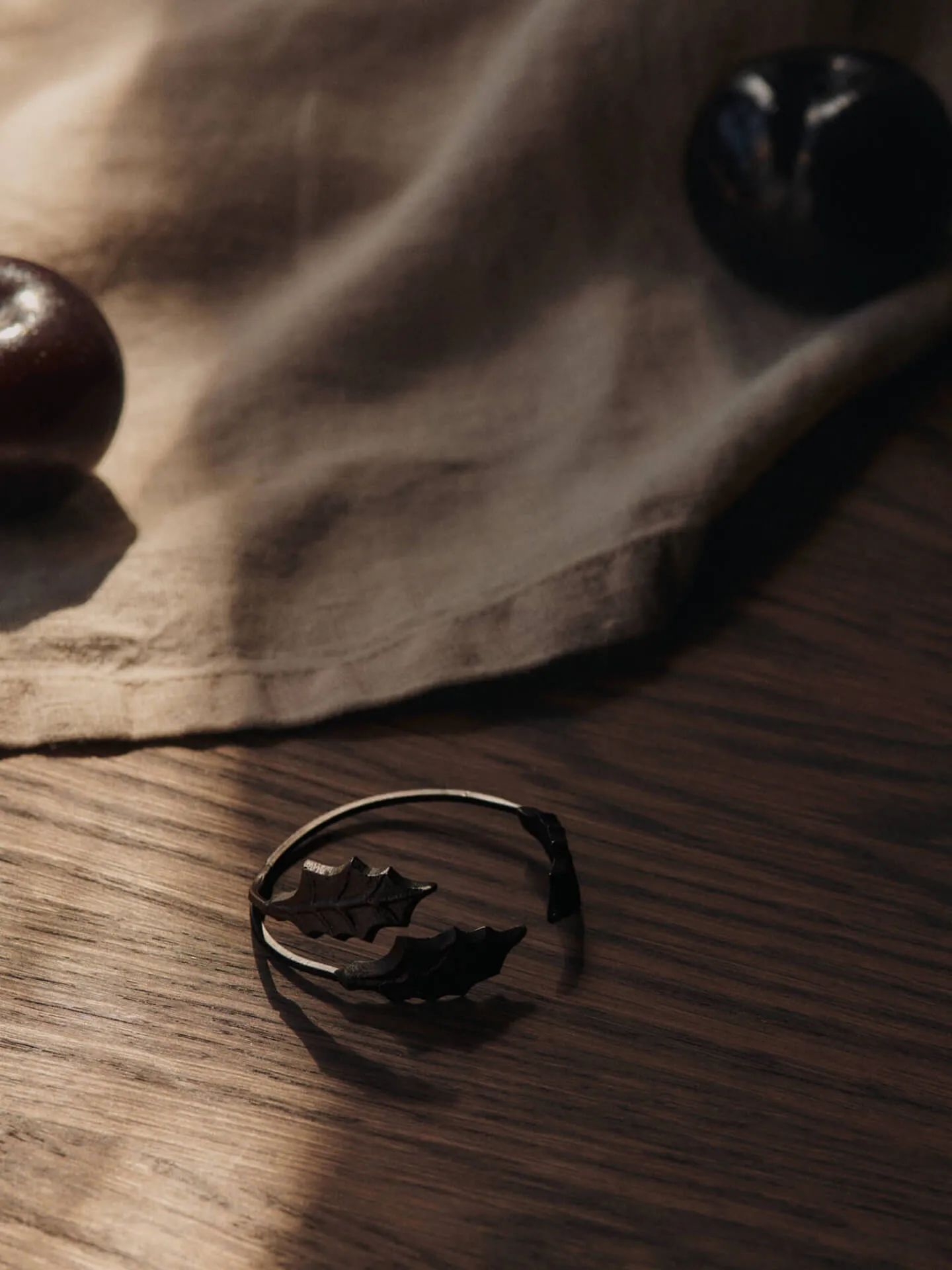 Holly leaf servettring Ø5,3 cm 4-pack, Black Brass Ferm Living